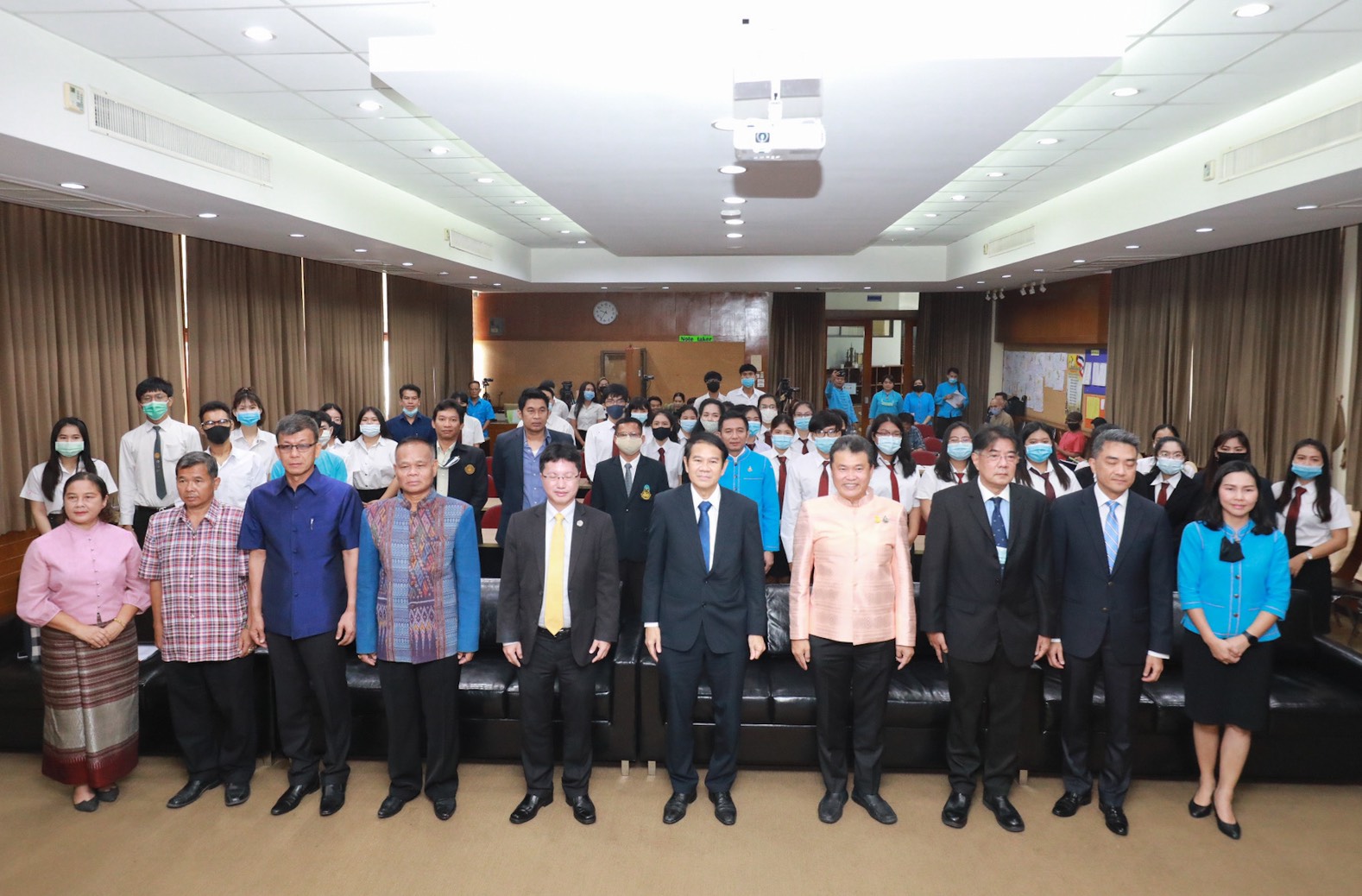 พช.  ผนึกกำลัง สกพอ. และ ม.บูรพา บันทึกข้อตกลงความร่วมมือ ขับเคลื่อนโครงการบัณฑิตอาสาต้นแบบพื้นที่เขตพัฒนาพิเศษ (EEC) 3 จังหวัด โซ่ข้อกลางสื่อสารความเข้าใจหนุนบัณฑิตจบใหม่ใช้ความรู้พัฒนาบ้านเกิด