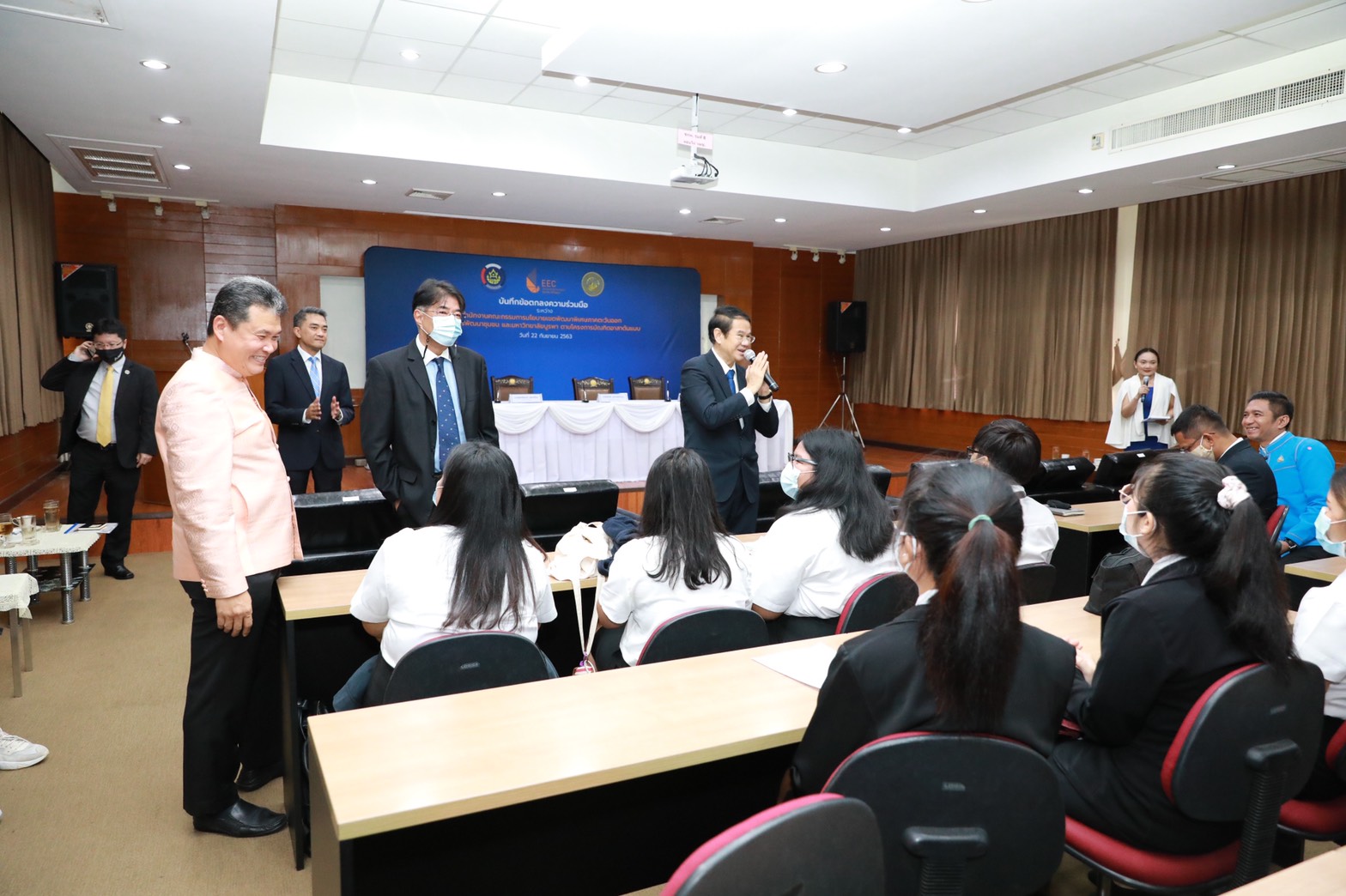 พช.  ผนึกกำลัง สกพอ. และ ม.บูรพา บันทึกข้อตกลงความร่วมมือ ขับเคลื่อนโครงการบัณฑิตอาสาต้นแบบพื้นที่เขตพัฒนาพิเศษ (EEC) 3 จังหวัด โซ่ข้อกลางสื่อสารความเข้าใจหนุนบัณฑิตจบใหม่ใช้ความรู้พัฒนาบ้านเกิด