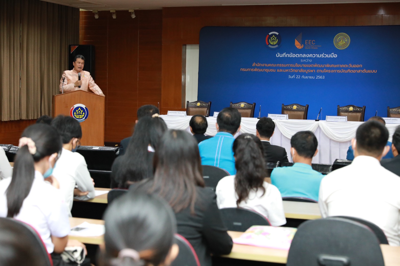 พช.  ผนึกกำลัง สกพอ. และ ม.บูรพา บันทึกข้อตกลงความร่วมมือ ขับเคลื่อนโครงการบัณฑิตอาสาต้นแบบพื้นที่เขตพัฒนาพิเศษ (EEC) 3 จังหวัด โซ่ข้อกลางสื่อสารความเข้าใจหนุนบัณฑิตจบใหม่ใช้ความรู้พัฒนาบ้านเกิด