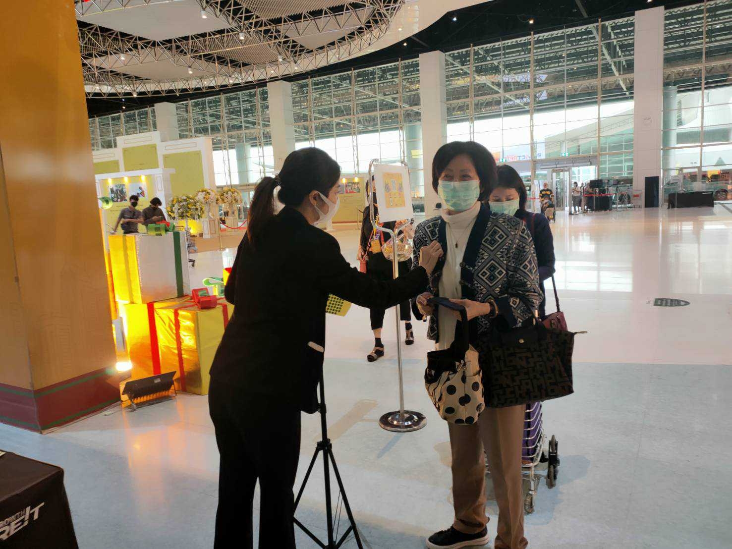 มท.1 สั่งคุมเข้ม งาน “OTOP City 2020” ป้องกันการแพร่ระบาดโรคติดเชื้อไวรัสโควิด -19 คัดกรองตรวจวัดอุณหภูมิ ย้ำตั้งการ์ดสูง ให้ผู้มาเที่ยวชมงานและผู้ประกอบการ  สวมหน้ากากอนามัยตลอดเวลา พร้อมแจกเจลแอลกอฮอล์ตลอดงาน