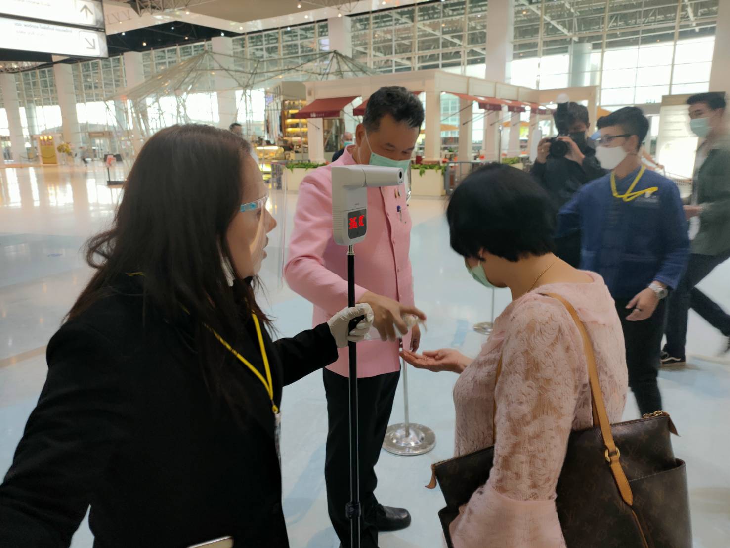 มท.1 สั่งคุมเข้ม งาน “OTOP City 2020” ป้องกันการแพร่ระบาดโรคติดเชื้อไวรัสโควิด -19 คัดกรองตรวจวัดอุณหภูมิ ย้ำตั้งการ์ดสูง ให้ผู้มาเที่ยวชมงานและผู้ประกอบการ  สวมหน้ากากอนามัยตลอดเวลา พร้อมแจกเจลแอลกอฮอล์ตลอดงาน