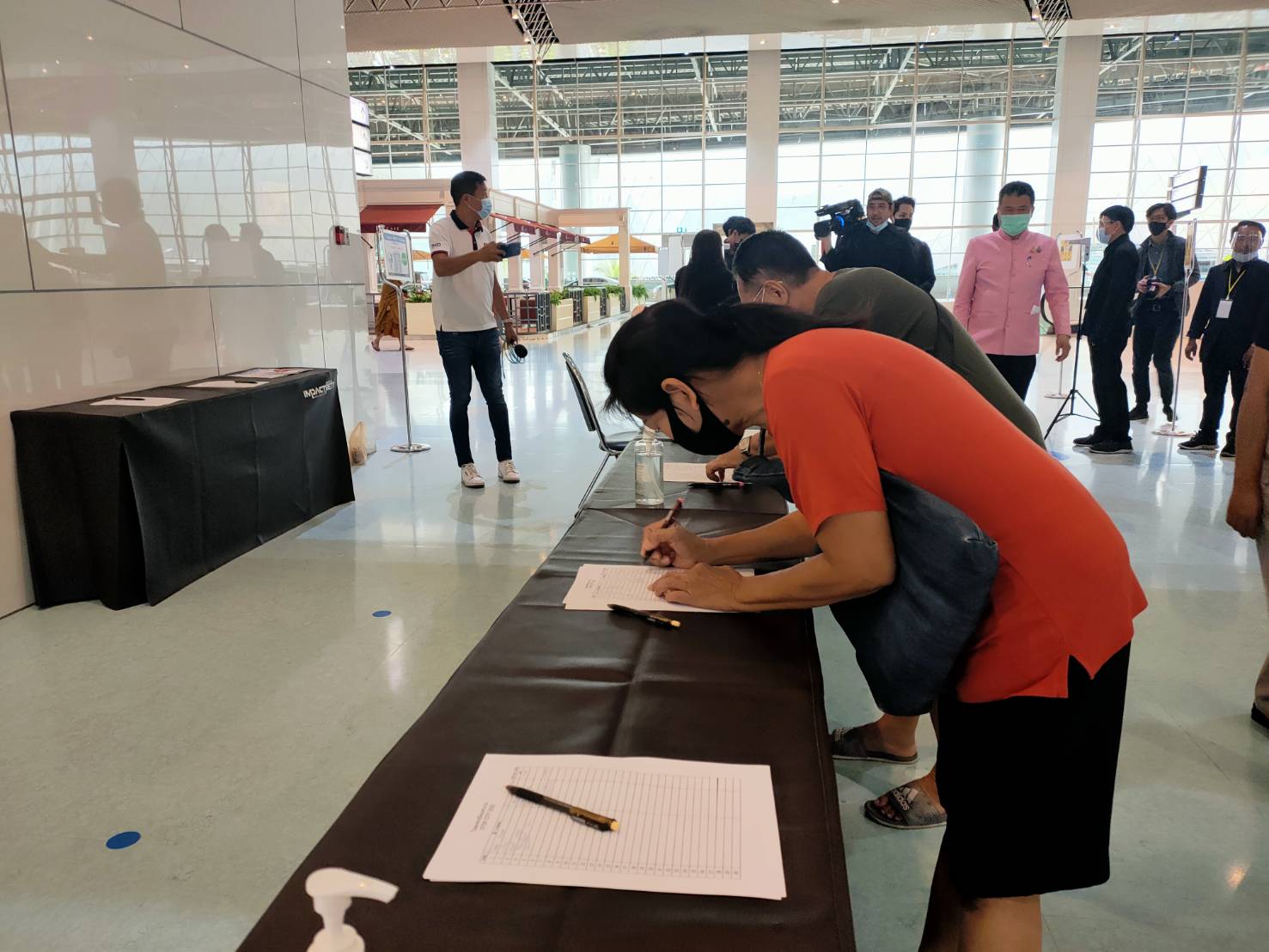 มท.1 สั่งคุมเข้ม งาน “OTOP City 2020” ป้องกันการแพร่ระบาดโรคติดเชื้อไวรัสโควิด -19 คัดกรองตรวจวัดอุณหภูมิ ย้ำตั้งการ์ดสูง ให้ผู้มาเที่ยวชมงานและผู้ประกอบการ  สวมหน้ากากอนามัยตลอดเวลา พร้อมแจกเจลแอลกอฮอล์ตลอดงาน