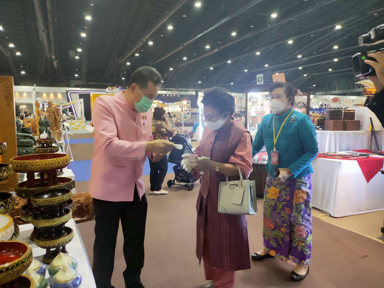 มท.1 สั่งคุมเข้ม งาน “OTOP City 2020” ป้องกันการแพร่ระบาดโรคติดเชื้อไวรัสโควิด -19 คัดกรองตรวจวัดอุณหภูมิ ย้ำตั้งการ์ดสูง ให้ผู้มาเที่ยวชมงานและผู้ประกอบการ  สวมหน้ากากอนามัยตลอดเวลา พร้อมแจกเจลแอลกอฮอล์ตลอดงาน