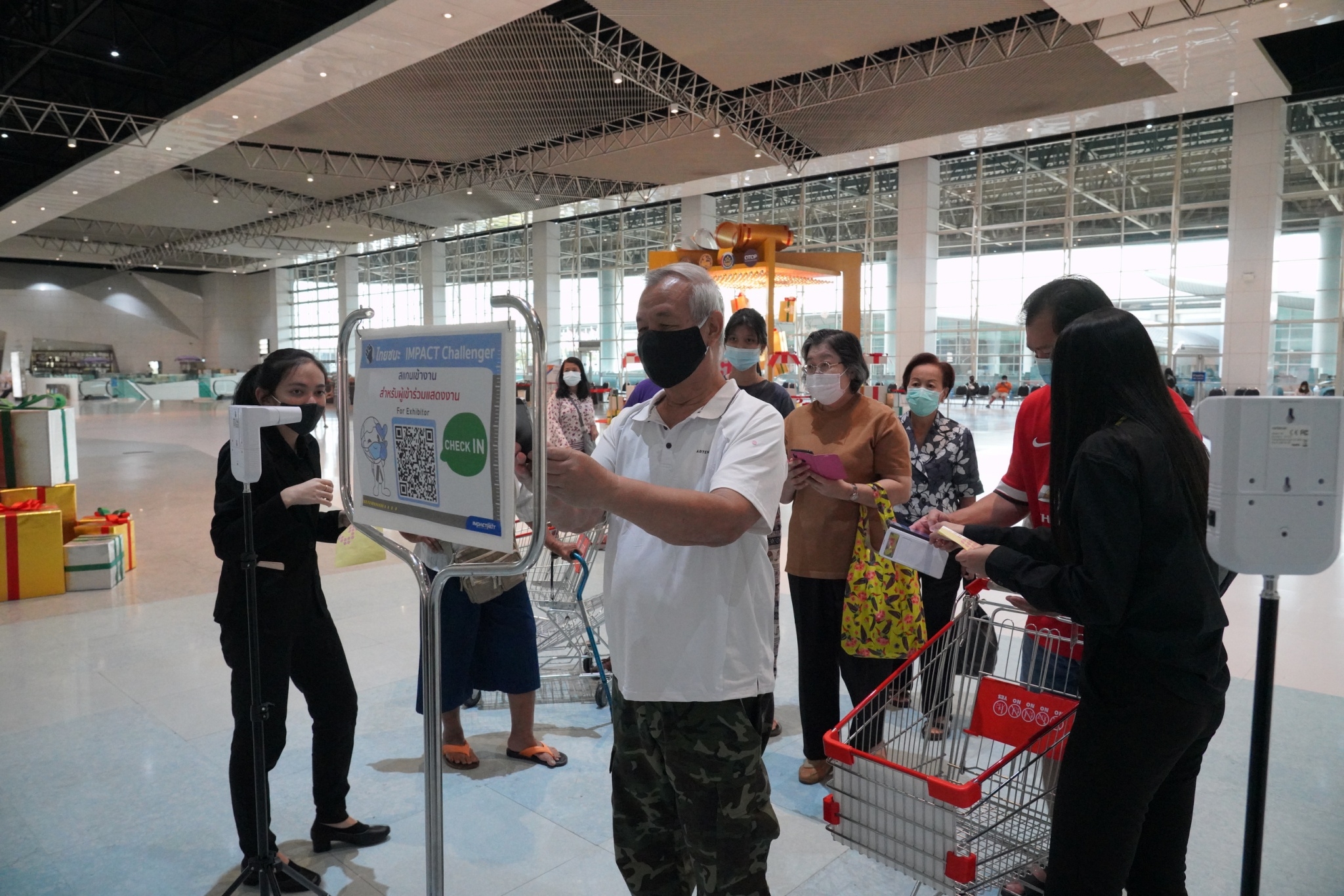 มท.1 สั่งคุมเข้ม งาน “OTOP City 2020” ป้องกันการแพร่ระบาดโรคติดเชื้อไวรัสโควิด -19 คัดกรองตรวจวัดอุณหภูมิ ย้ำตั้งการ์ดสูง ให้ผู้มาเที่ยวชมงานและผู้ประกอบการ  สวมหน้ากากอนามัยตลอดเวลา พร้อมแจกเจลแอลกอฮอล์ตลอดงาน