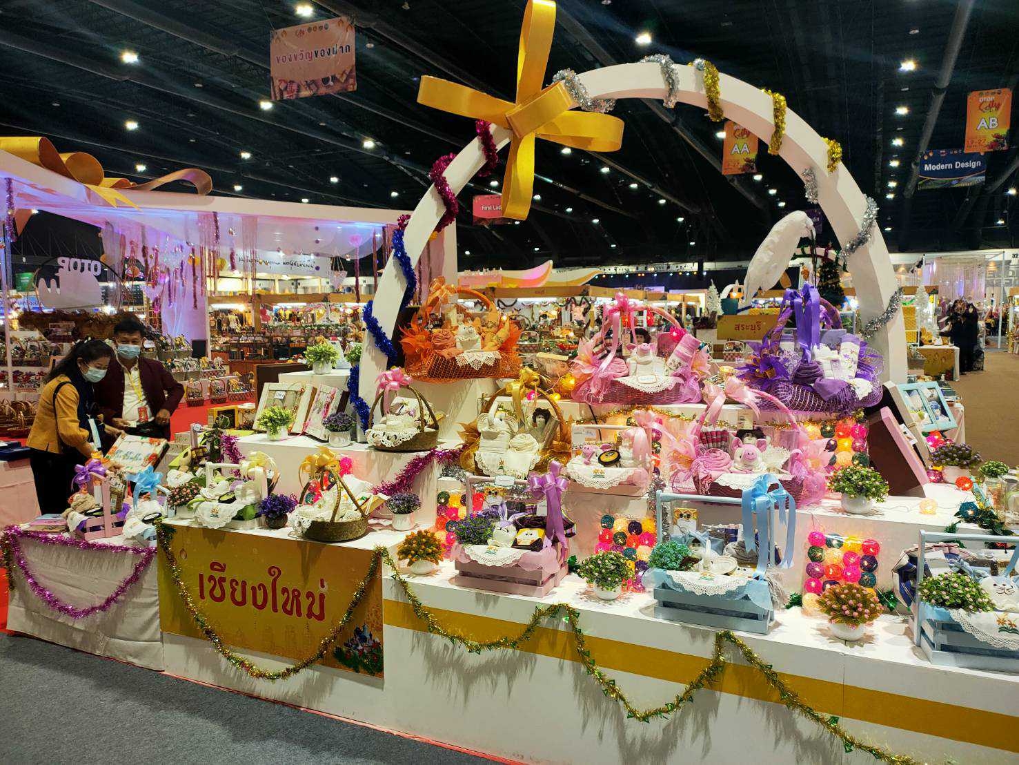 มท.1 สั่งคุมเข้ม งาน “OTOP City 2020” ป้องกันการแพร่ระบาดโรคติดเชื้อไวรัสโควิด -19 คัดกรองตรวจวัดอุณหภูมิ ย้ำตั้งการ์ดสูง ให้ผู้มาเที่ยวชมงานและผู้ประกอบการ  สวมหน้ากากอนามัยตลอดเวลา พร้อมแจกเจลแอลกอฮอล์ตลอดงาน