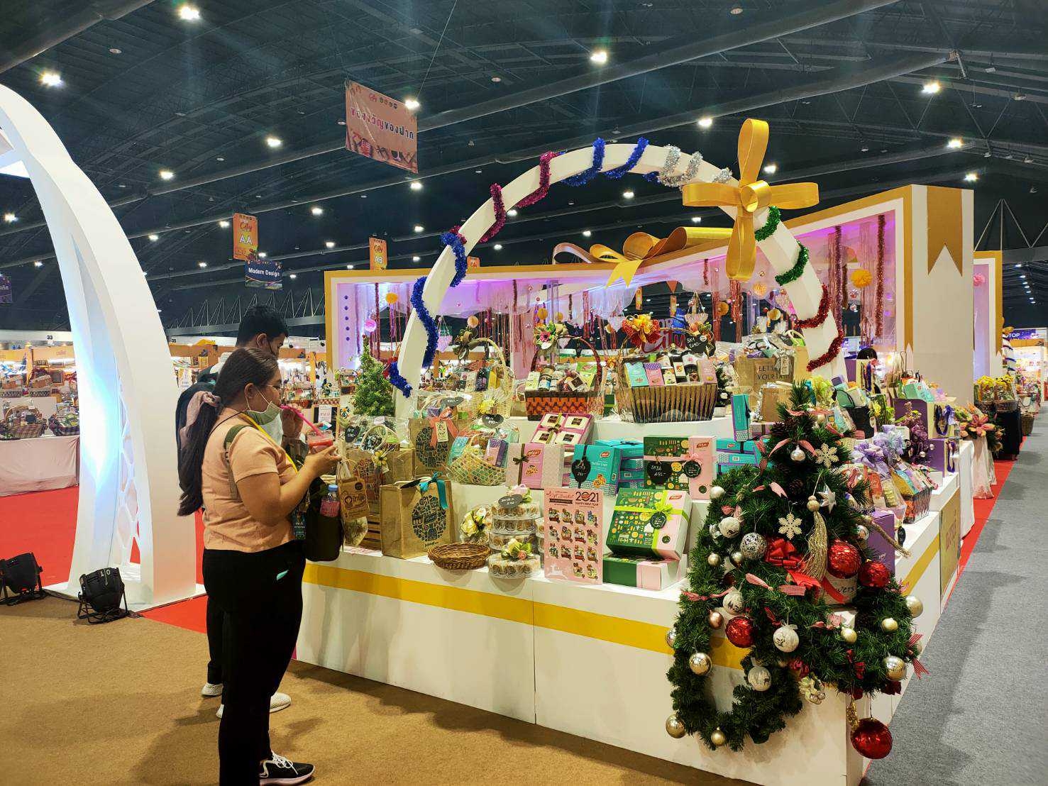 มท.1 สั่งคุมเข้ม งาน “OTOP City 2020” ป้องกันการแพร่ระบาดโรคติดเชื้อไวรัสโควิด -19 คัดกรองตรวจวัดอุณหภูมิ ย้ำตั้งการ์ดสูง ให้ผู้มาเที่ยวชมงานและผู้ประกอบการ  สวมหน้ากากอนามัยตลอดเวลา พร้อมแจกเจลแอลกอฮอล์ตลอดงาน