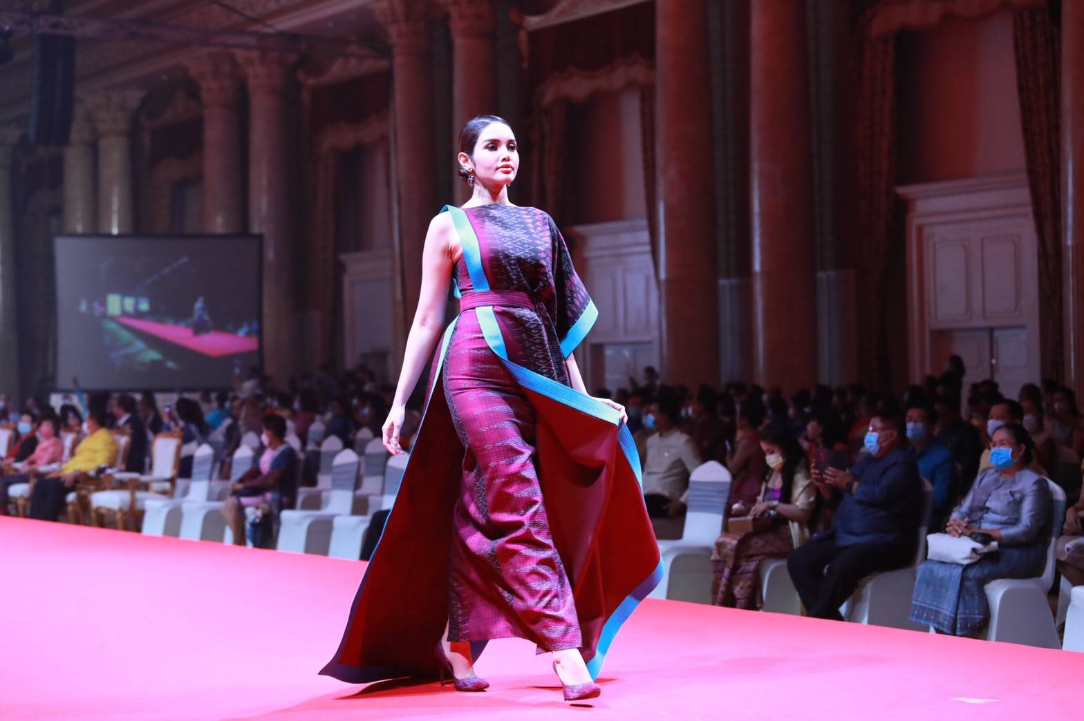 สุดตระการตาภูมิปัญญา OTOP ผ้าไทย สานพระราชปณิธาน “สมเด็จพระพันปีหลวง” พช. อวดความงดงาม 300 สุดยอดผลงานสร้างสรรค์แฟชั่นอัตลักษณ์ไทยก้าวไกลสู่สากล ในงานกาล่าไนท์ เสน่ห์ สีสัน แพรพรรณแห่งสยาม