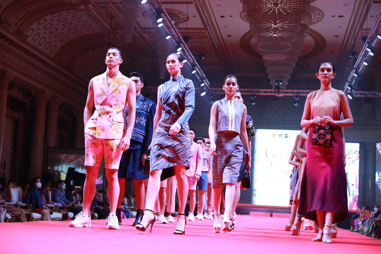 สุดตระการตาภูมิปัญญา OTOP ผ้าไทย สานพระราชปณิธาน “สมเด็จพระพันปีหลวง” พช. อวดความงดงาม 300 สุดยอดผลงานสร้างสรรค์แฟชั่นอัตลักษณ์ไทยก้าวไกลสู่สากล ในงานกาล่าไนท์ เสน่ห์ สีสัน แพรพรรณแห่งสยาม