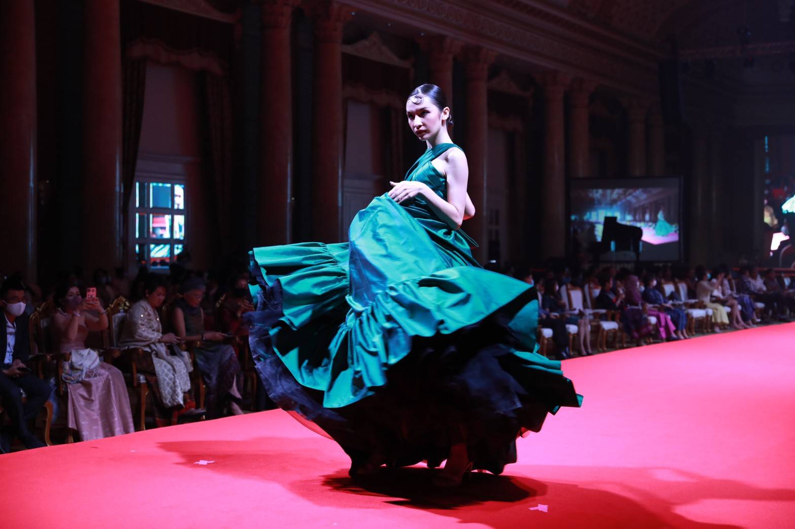 สุดตระการตาภูมิปัญญา OTOP ผ้าไทย สานพระราชปณิธาน “สมเด็จพระพันปีหลวง” พช. อวดความงดงาม 300 สุดยอดผลงานสร้างสรรค์แฟชั่นอัตลักษณ์ไทยก้าวไกลสู่สากล ในงานกาล่าไนท์ เสน่ห์ สีสัน แพรพรรณแห่งสยาม