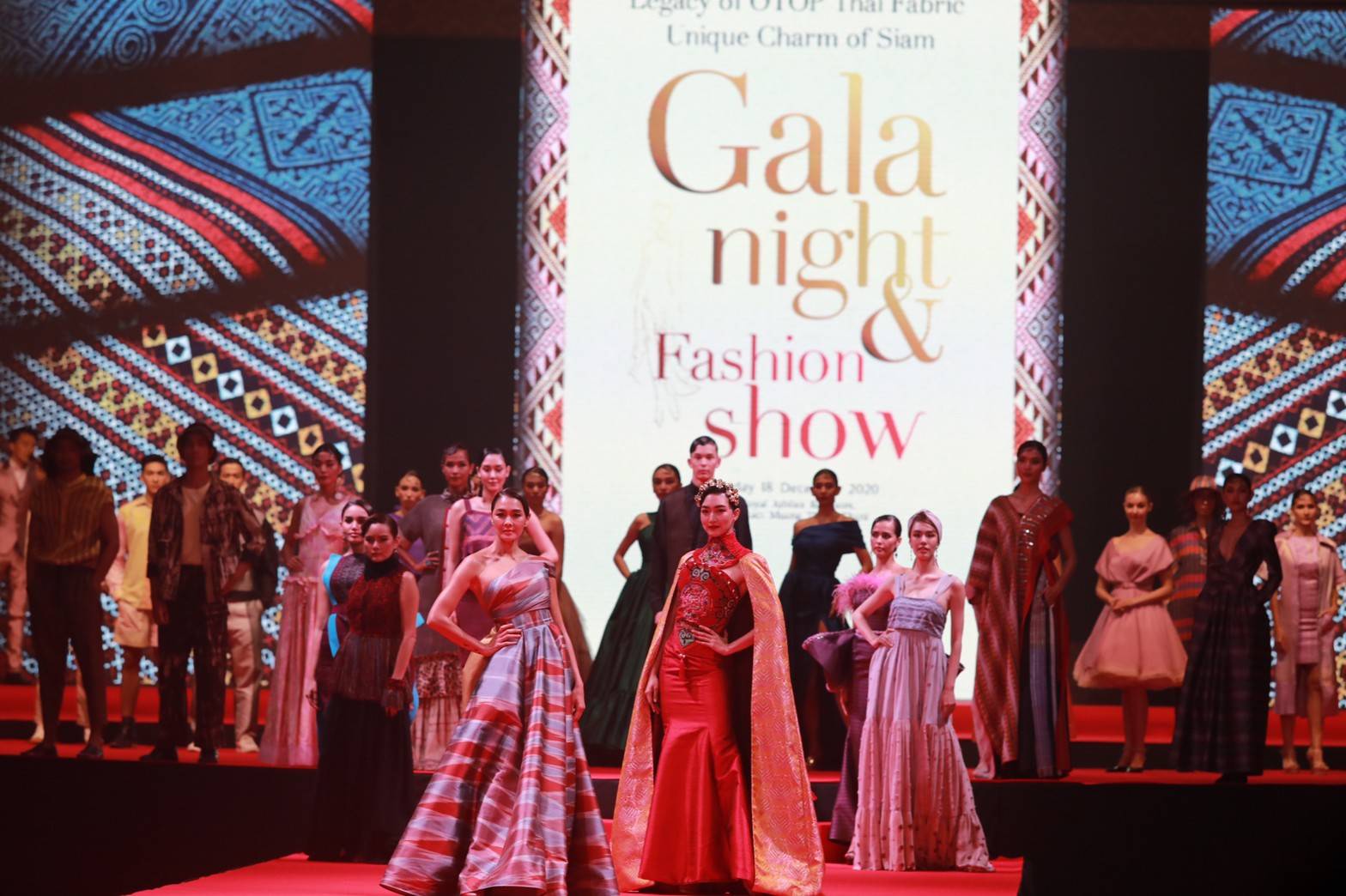 สุดตระการตาภูมิปัญญา OTOP ผ้าไทย สานพระราชปณิธาน “สมเด็จพระพันปีหลวง” พช. อวดความงดงาม 300 สุดยอดผลงานสร้างสรรค์แฟชั่นอัตลักษณ์ไทยก้าวไกลสู่สากล ในงานกาล่าไนท์ เสน่ห์ สีสัน แพรพรรณแห่งสยาม