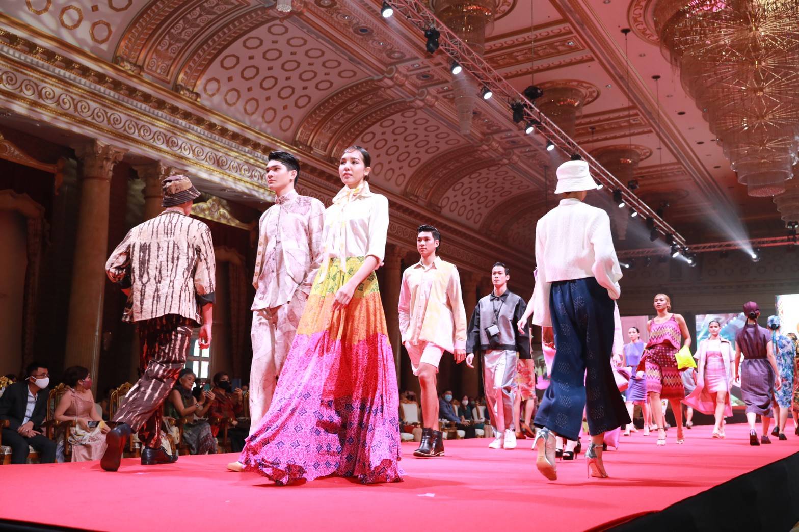 สุดตระการตาภูมิปัญญา OTOP ผ้าไทย สานพระราชปณิธาน “สมเด็จพระพันปีหลวง” พช. อวดความงดงาม 300 สุดยอดผลงานสร้างสรรค์แฟชั่นอัตลักษณ์ไทยก้าวไกลสู่สากล ในงานกาล่าไนท์ เสน่ห์ สีสัน แพรพรรณแห่งสยาม