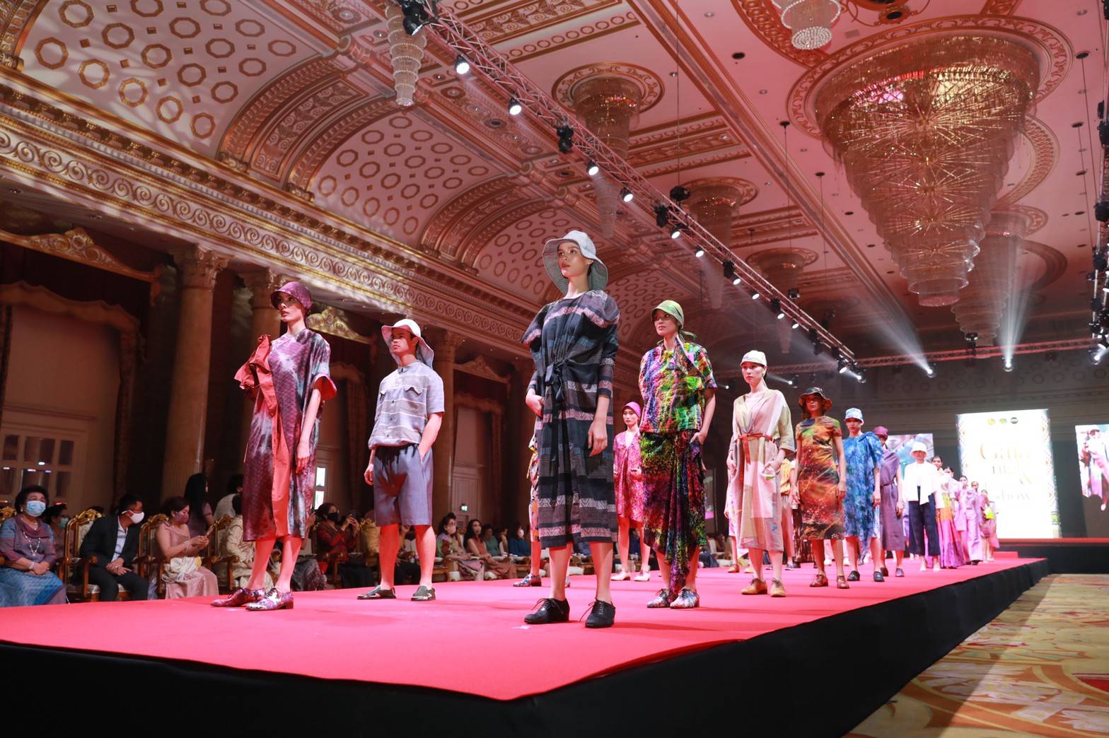 สุดตระการตาภูมิปัญญา OTOP ผ้าไทย สานพระราชปณิธาน “สมเด็จพระพันปีหลวง” พช. อวดความงดงาม 300 สุดยอดผลงานสร้างสรรค์แฟชั่นอัตลักษณ์ไทยก้าวไกลสู่สากล ในงานกาล่าไนท์ เสน่ห์ สีสัน แพรพรรณแห่งสยาม