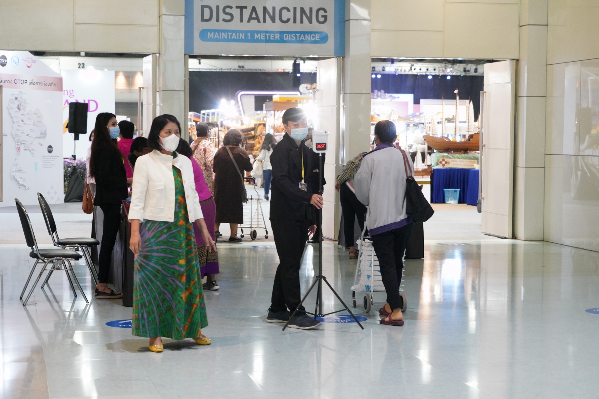 มท.1 สั่งคุมเข้ม งาน “OTOP City 2020” ป้องกันการแพร่ระบาดโรคติดเชื้อไวรัสโควิด -19 คัดกรองตรวจวัดอุณหภูมิ ย้ำตั้งการ์ดสูง ให้ผู้มาเที่ยวชมงานและผู้ประกอบการ  สวมหน้ากากอนามัยตลอดเวลา พร้อมแจกเจลแอลกอฮอล์ตลอดงาน