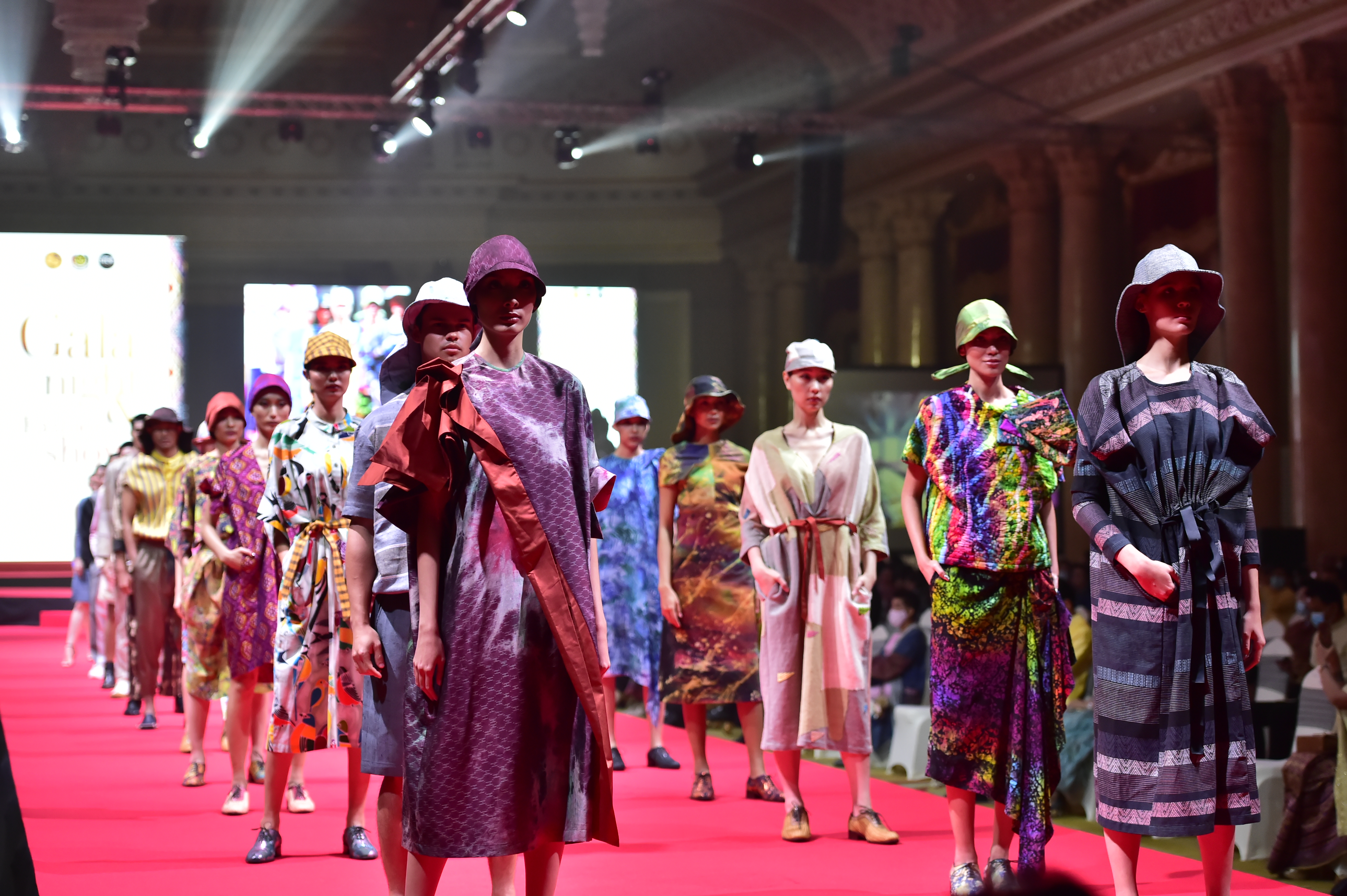 สุดตระการตาภูมิปัญญา OTOP ผ้าไทย สานพระราชปณิธาน “สมเด็จพระพันปีหลวง” พช. อวดความงดงาม 300 สุดยอดผลงานสร้างสรรค์แฟชั่นอัตลักษณ์ไทยก้าวไกลสู่สากล ในงานกาล่าไนท์ เสน่ห์ สีสัน แพรพรรณแห่งสยาม