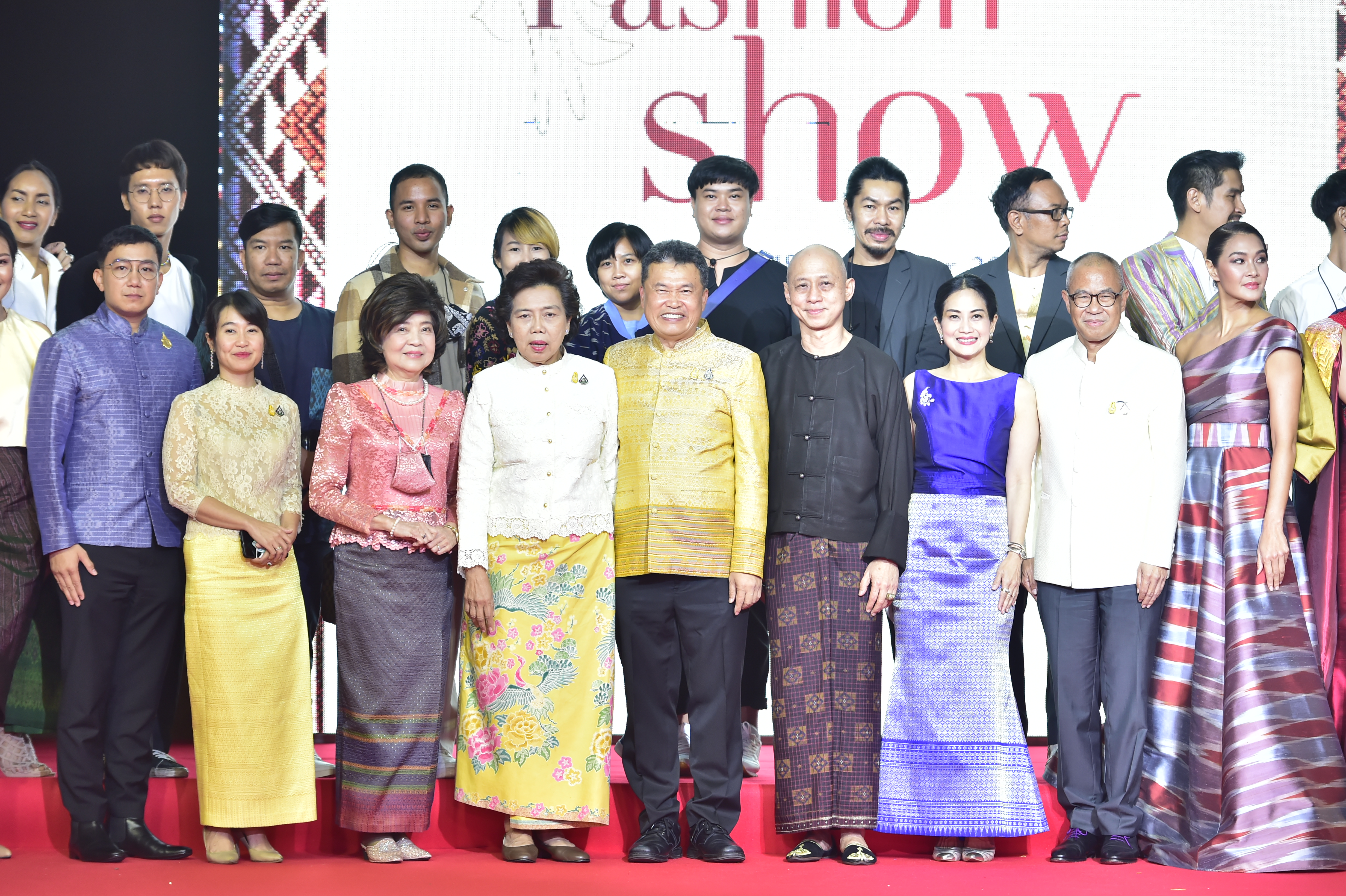 สุดตระการตาภูมิปัญญา OTOP ผ้าไทย สานพระราชปณิธาน “สมเด็จพระพันปีหลวง” พช. อวดความงดงาม 300 สุดยอดผลงานสร้างสรรค์แฟชั่นอัตลักษณ์ไทยก้าวไกลสู่สากล ในงานกาล่าไนท์ เสน่ห์ สีสัน แพรพรรณแห่งสยาม