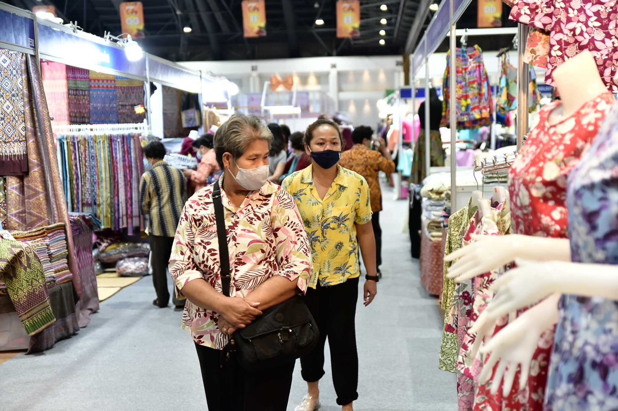 มท.1 สั่งคุมเข้ม งาน “OTOP City 2020” ป้องกันการแพร่ระบาดโรคติดเชื้อไวรัสโควิด -19 คัดกรองตรวจวัดอุณหภูมิ ย้ำตั้งการ์ดสูง ให้ผู้มาเที่ยวชมงานและผู้ประกอบการ  สวมหน้ากากอนามัยตลอดเวลา พร้อมแจกเจลแอลกอฮอล์ตลอดงาน