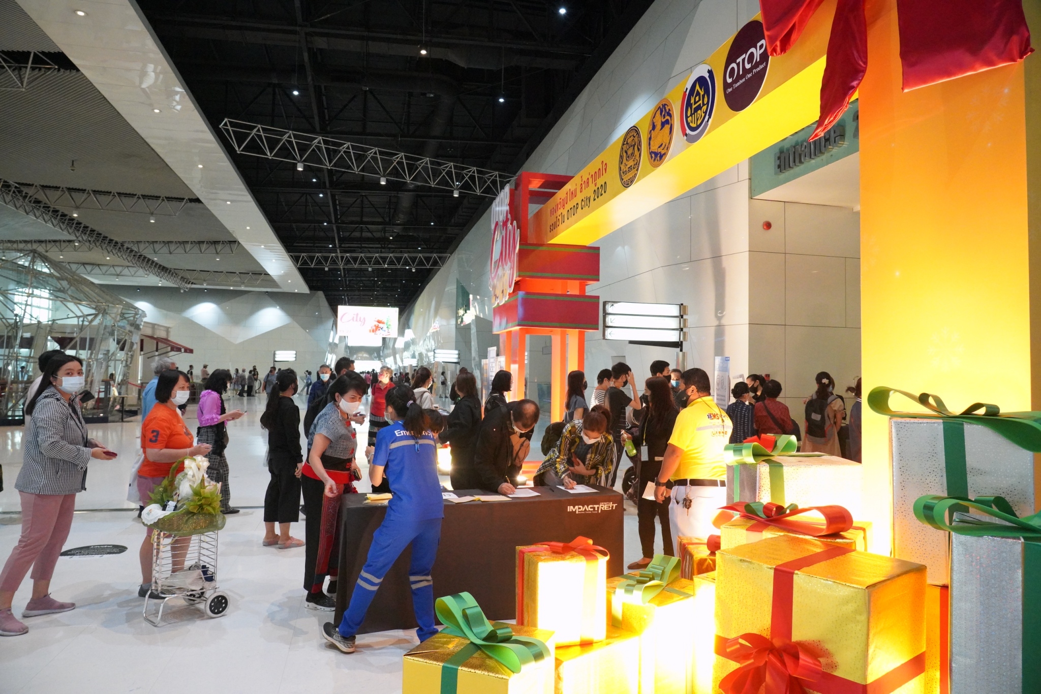 มท.1 สั่งคุมเข้ม งาน “OTOP City 2020” ป้องกันการแพร่ระบาดโรคติดเชื้อไวรัสโควิด -19 คัดกรองตรวจวัดอุณหภูมิ ย้ำตั้งการ์ดสูง ให้ผู้มาเที่ยวชมงานและผู้ประกอบการ  สวมหน้ากากอนามัยตลอดเวลา พร้อมแจกเจลแอลกอฮอล์ตลอดงาน