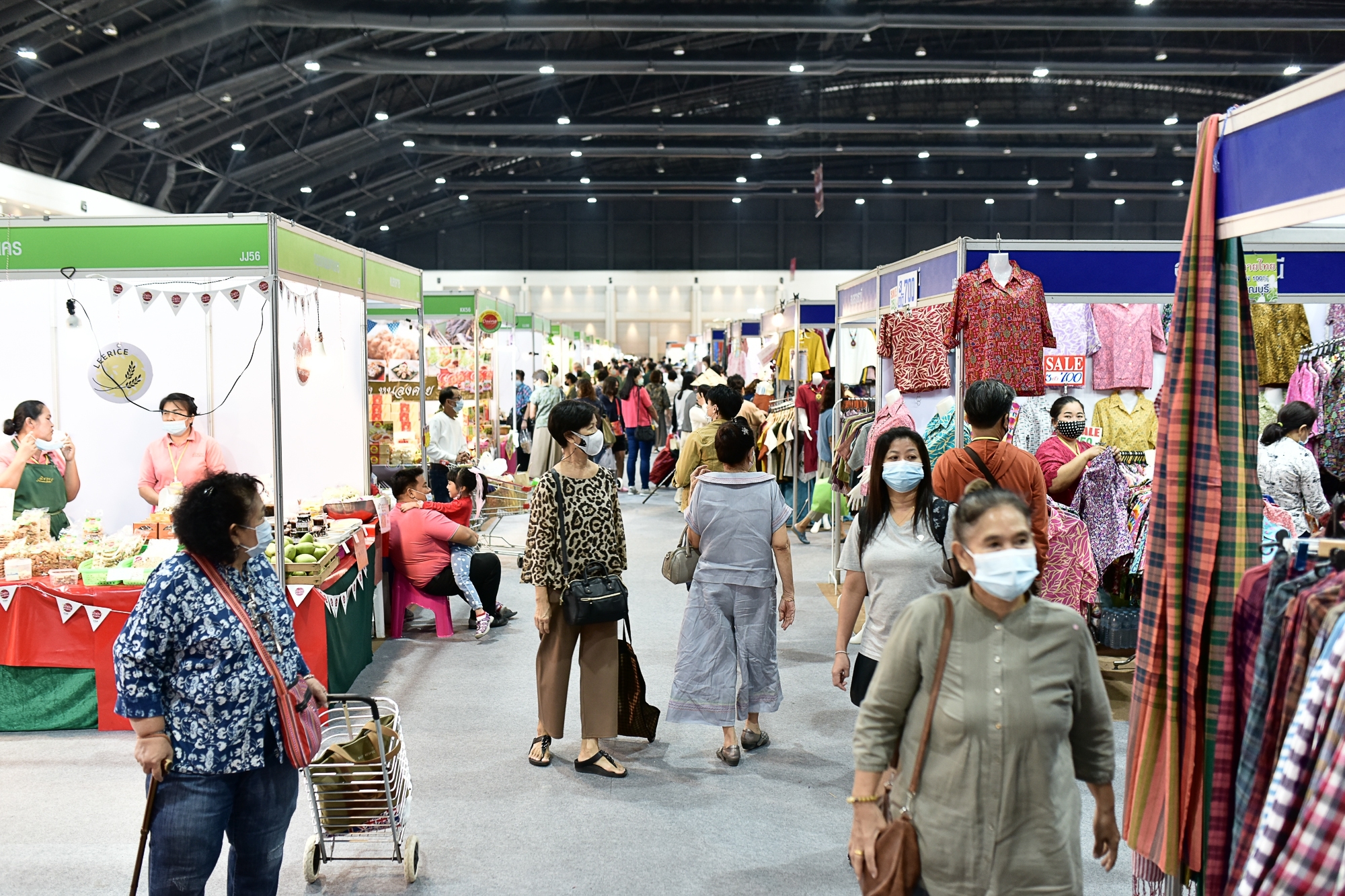 มท.1 สั่งคุมเข้ม งาน “OTOP City 2020” ป้องกันการแพร่ระบาดโรคติดเชื้อไวรัสโควิด -19 คัดกรองตรวจวัดอุณหภูมิ ย้ำตั้งการ์ดสูง ให้ผู้มาเที่ยวชมงานและผู้ประกอบการ  สวมหน้ากากอนามัยตลอดเวลา พร้อมแจกเจลแอลกอฮอล์ตลอดงาน