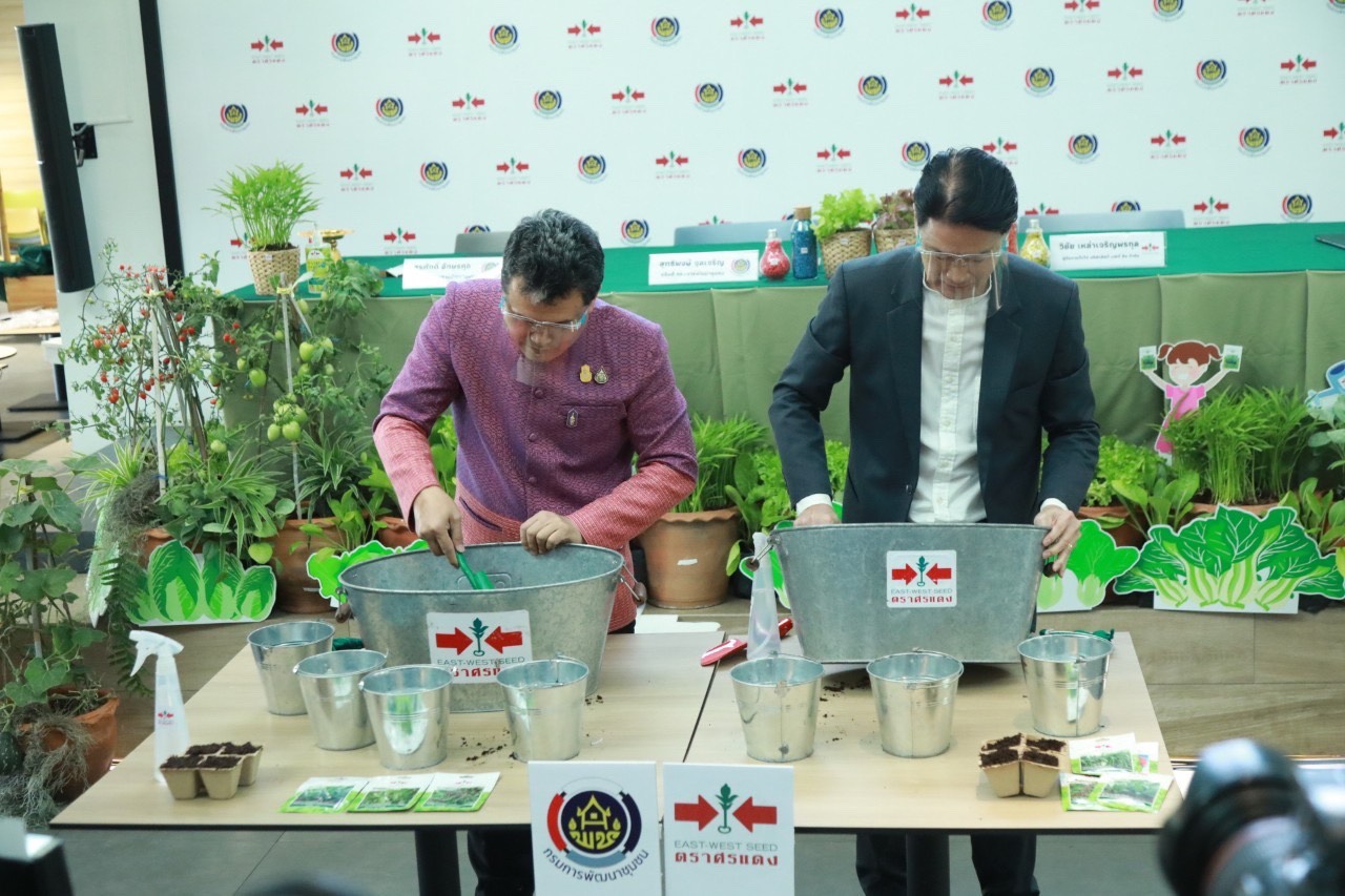 พช. รุกต่อเฟส 2 “ปลูกผักสวนครัว” สร้างความมั่นคงทางอาหาร หลังประสบความสำเร็จนำพาประชาชนพ้นวิกฤตโควิด-19 จับมือ “เมล็ดพันธุ์ผักตราศรแดง” มอบเมล็ดพันธุ์สู่ประชาชน เดินหน้าต่อเนื่อง “ปฏิบัติการ 90 วัน ปลูกผักสวนครัวเพื่อสร้างความมั่นคงทางอาหาร” ชวนประชาชนสร้างวัฒนธรรมปลูกพืชผักสวนครัวฝ่าวิกฤตโควิดไปด้วยกัน
