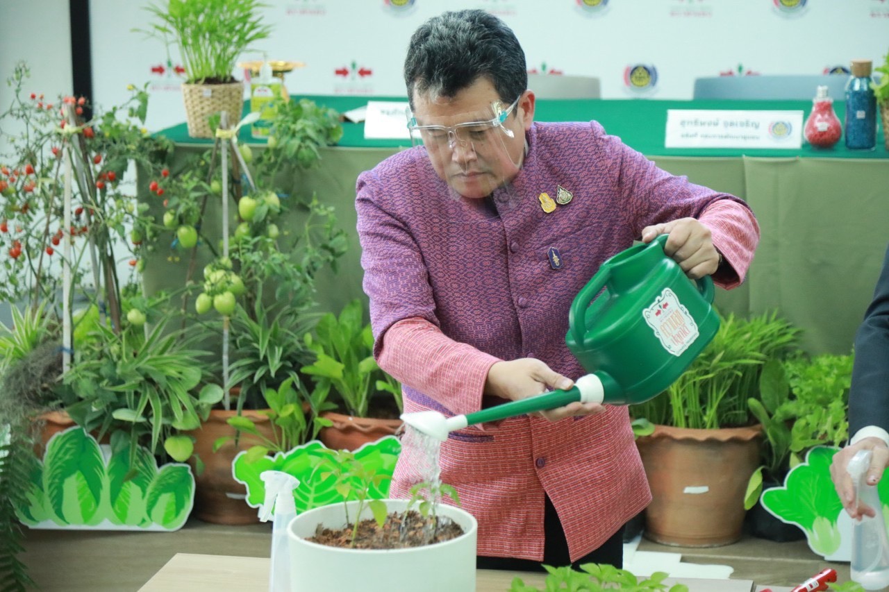 พช. รุกต่อเฟส 2 “ปลูกผักสวนครัว” สร้างความมั่นคงทางอาหาร หลังประสบความสำเร็จนำพาประชาชนพ้นวิกฤตโควิด-19 จับมือ “เมล็ดพันธุ์ผักตราศรแดง” มอบเมล็ดพันธุ์สู่ประชาชน เดินหน้าต่อเนื่อง “ปฏิบัติการ 90 วัน ปลูกผักสวนครัวเพื่อสร้างความมั่นคงทางอาหาร” ชวนประชาชนสร้างวัฒนธรรมปลูกพืชผักสวนครัวฝ่าวิกฤตโควิดไปด้วยกัน