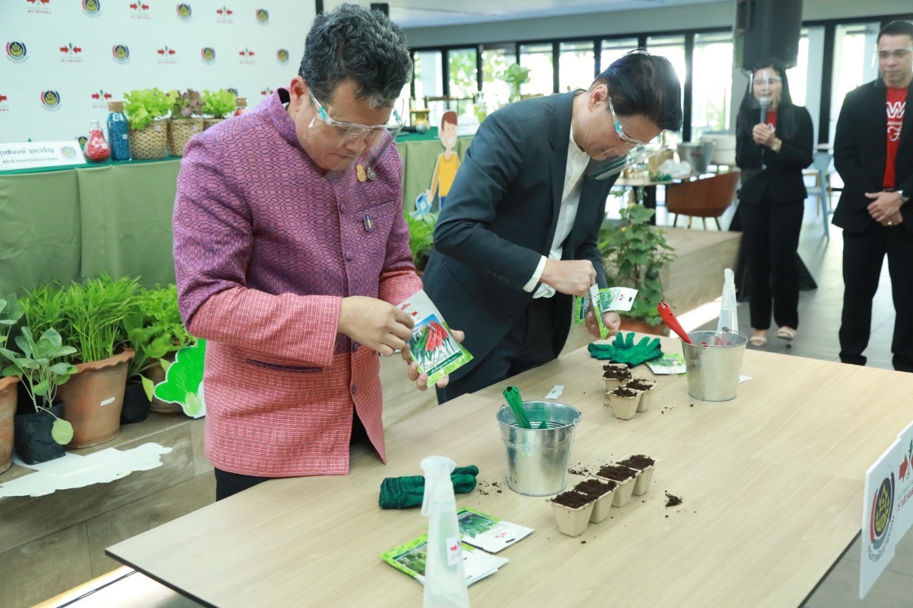 พช. รุกต่อเฟส 2 “ปลูกผักสวนครัว” สร้างความมั่นคงทางอาหาร หลังประสบความสำเร็จนำพาประชาชนพ้นวิกฤตโควิด-19 จับมือ “เมล็ดพันธุ์ผักตราศรแดง” มอบเมล็ดพันธุ์สู่ประชาชน เดินหน้าต่อเนื่อง “ปฏิบัติการ 90 วัน ปลูกผักสวนครัวเพื่อสร้างความมั่นคงทางอาหาร” ชวนประชาชนสร้างวัฒนธรรมปลูกพืชผักสวนครัวฝ่าวิกฤตโควิดไปด้วยกัน