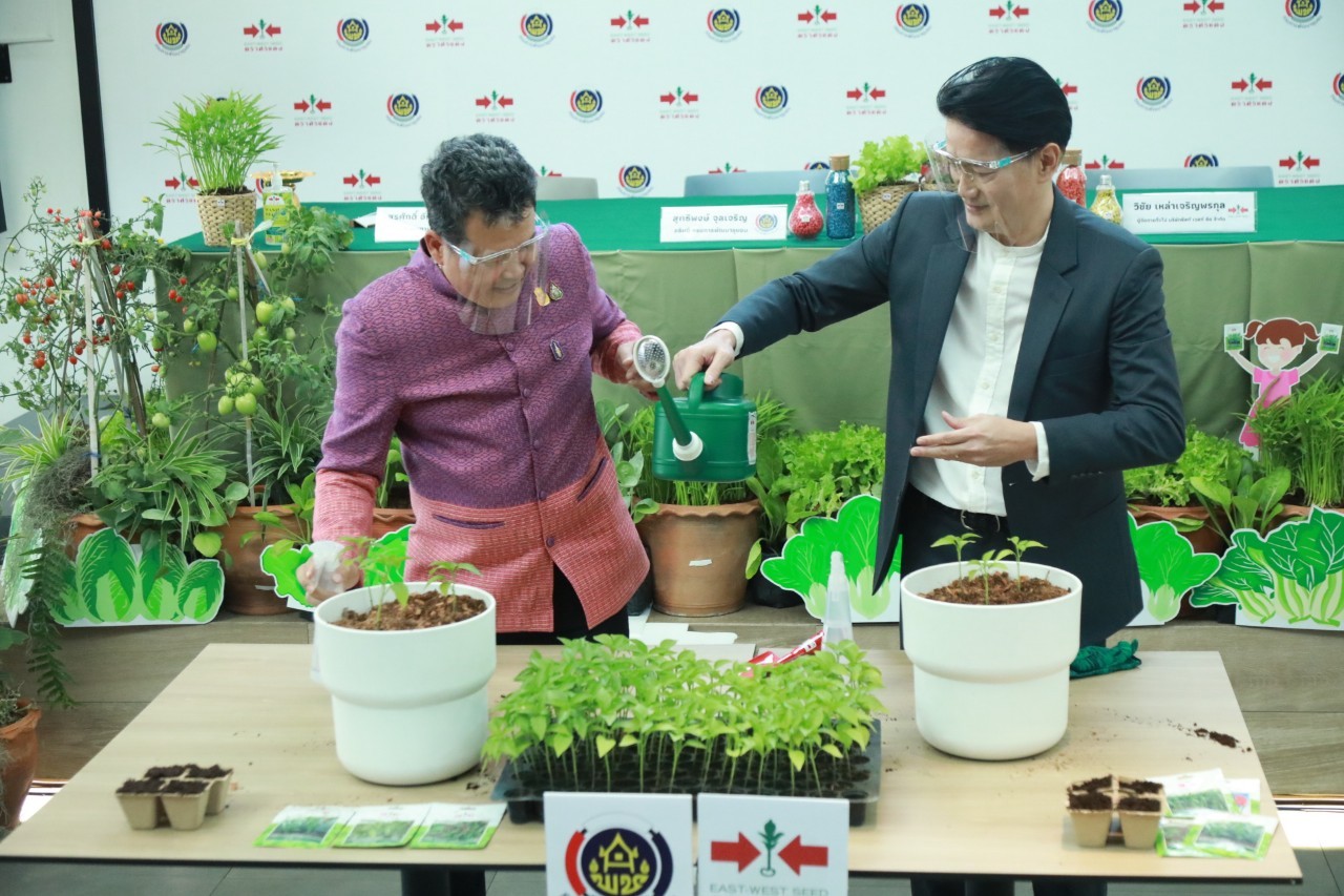 พช. รุกต่อเฟส 2 “ปลูกผักสวนครัว” สร้างความมั่นคงทางอาหาร หลังประสบความสำเร็จนำพาประชาชนพ้นวิกฤตโควิด-19 จับมือ “เมล็ดพันธุ์ผักตราศรแดง” มอบเมล็ดพันธุ์สู่ประชาชน เดินหน้าต่อเนื่อง “ปฏิบัติการ 90 วัน ปลูกผักสวนครัวเพื่อสร้างความมั่นคงทางอาหาร” ชวนประชาชนสร้างวัฒนธรรมปลูกพืชผักสวนครัวฝ่าวิกฤตโควิดไปด้วยกัน