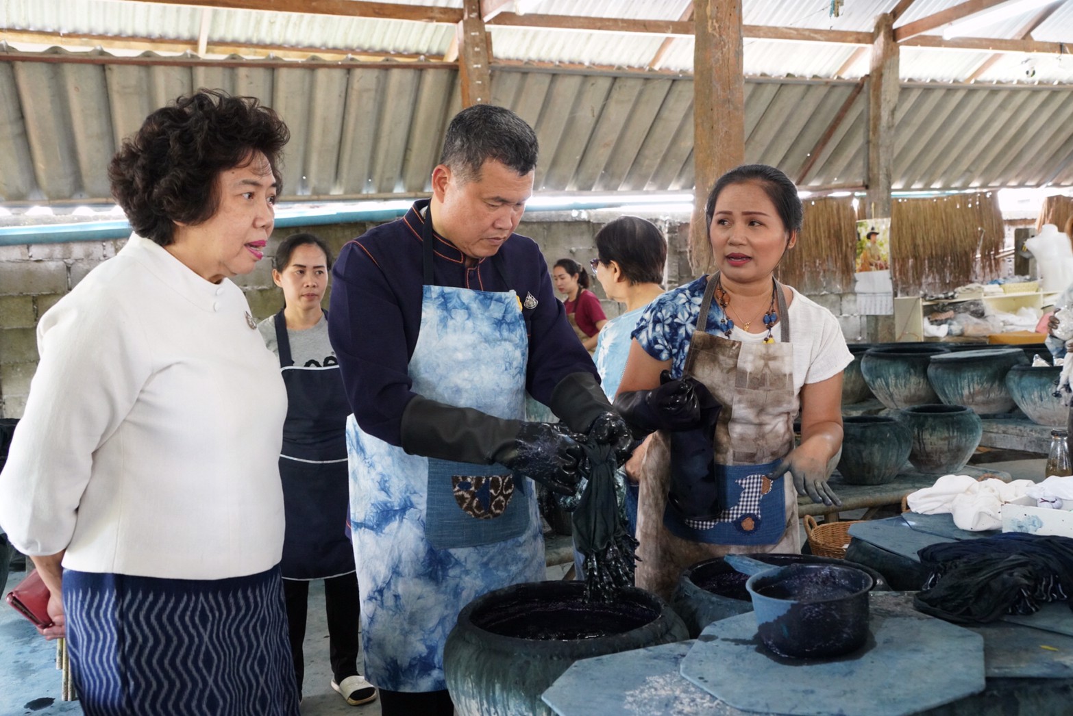 กลุ่มผ้าย้อมคราม “นางคราม” ต้นแบบการน้อมนำแนวพระราชดำริ สมเด็จพระกนิษฐาธิราชเจ้า กรมสมเด็จพระเทพรัตนราชสุดาฯ สยามบรมราชกุมารี ปลูกผักสวนครัวสร้างความมั่นคงด้านอาหาร  โดยใช้พื้นที่ว่างเปล่าให้เกิดประโยชน์
