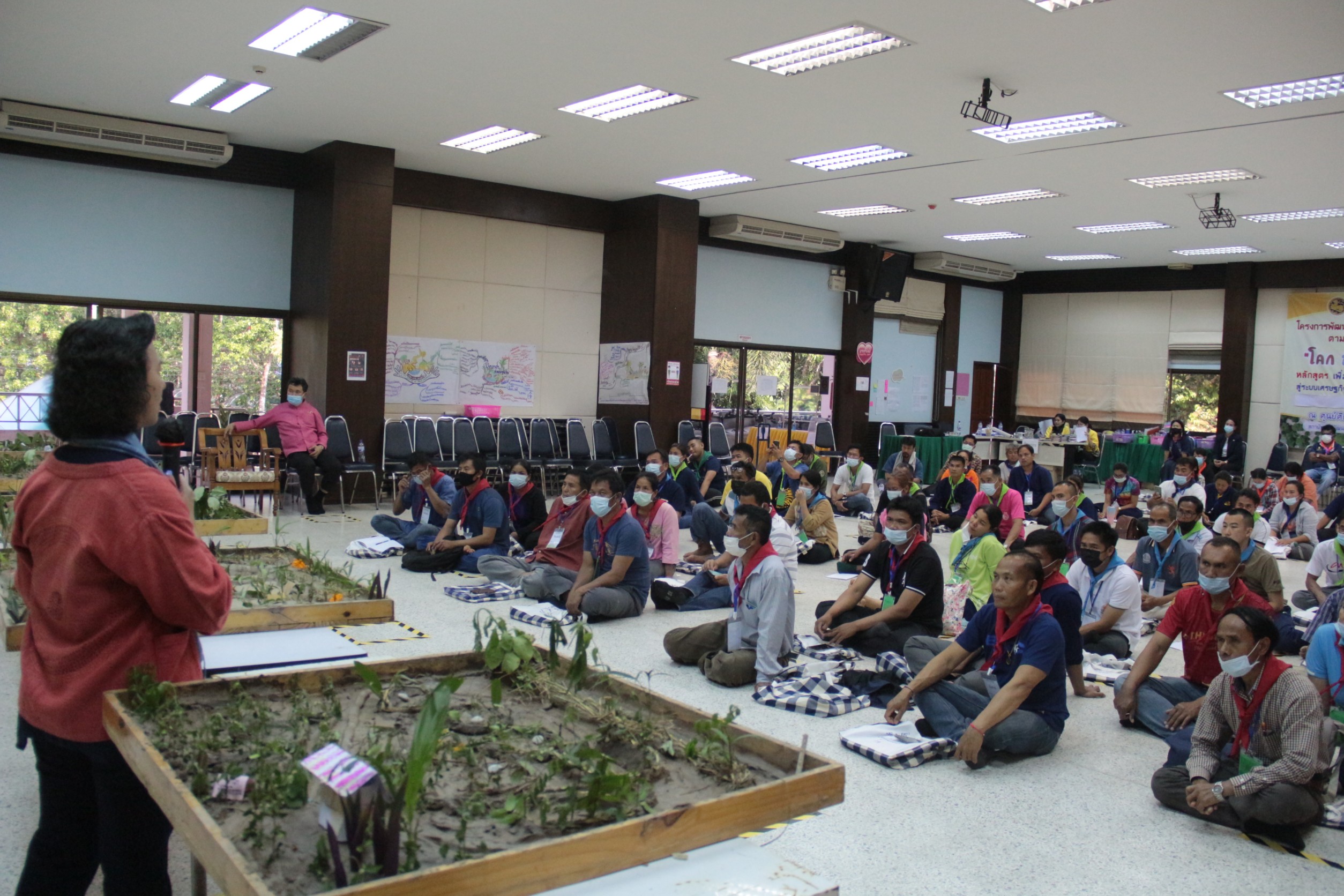 อธิบดี พช. ลงพื้นที่ติดตาม ให้กำลังใจ ผู้เข้ารับการอบรมหลักสูตรระยะสั้น รูปแบบ โคก หนอง นา โมเดล เน้นย้ำ ลงมือปฏิบัติจริง ฟื้นฟูทุนเดิม ดิน น้ำ ป่า วิถีวัฒนธรรม นำกลับมาใช้ใหม่อย่างมีประสิทธิภาพ พลิกฟื้นความยั่งยืนสู่ชุมชน