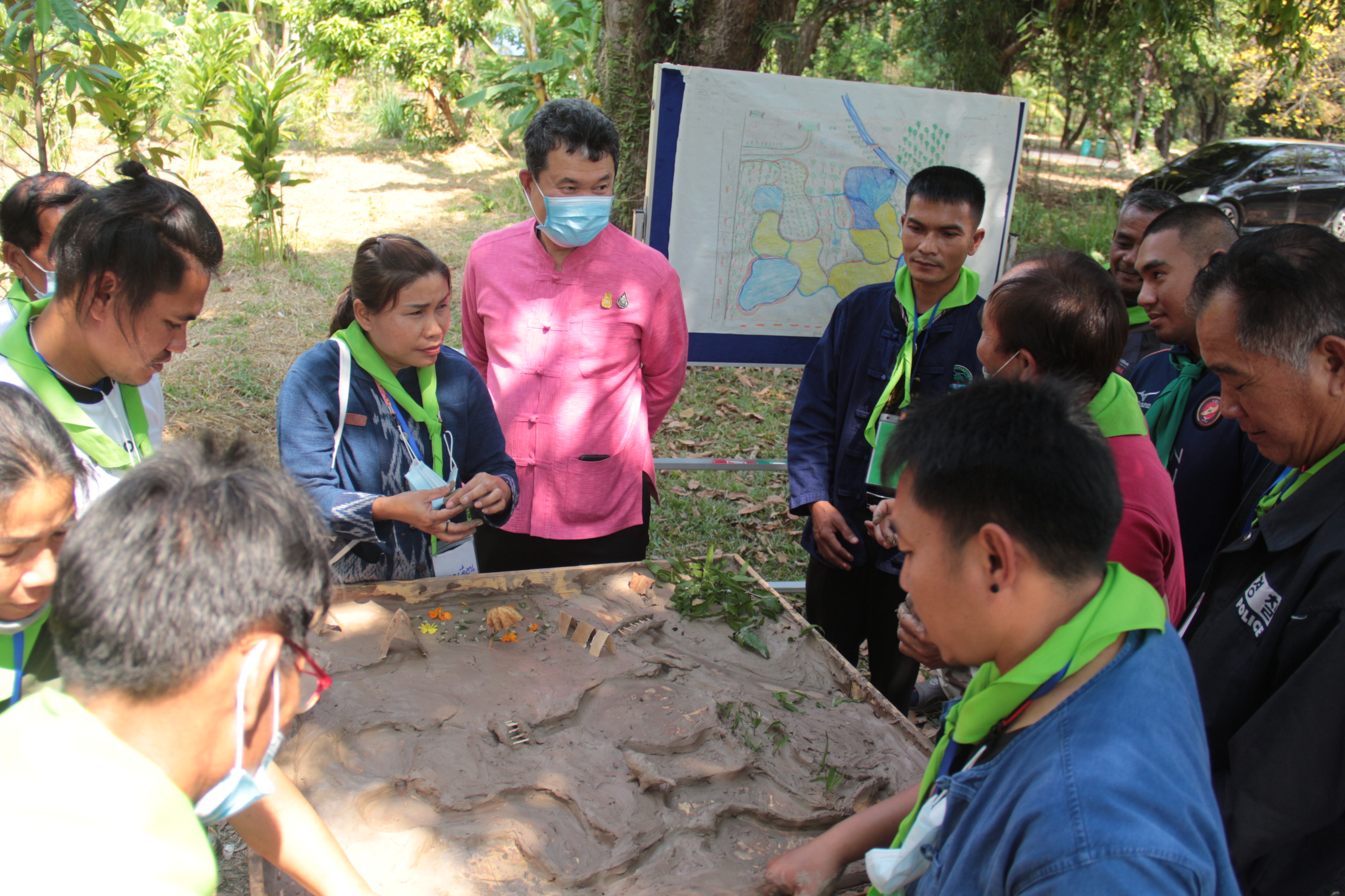 อธิบดี พช. ลงพื้นที่ติดตาม ให้กำลังใจ ผู้เข้ารับการอบรมหลักสูตรระยะสั้น รูปแบบ โคก หนอง นา โมเดล เน้นย้ำ ลงมือปฏิบัติจริง ฟื้นฟูทุนเดิม ดิน น้ำ ป่า วิถีวัฒนธรรม นำกลับมาใช้ใหม่อย่างมีประสิทธิภาพ พลิกฟื้นความยั่งยืนสู่ชุมชน