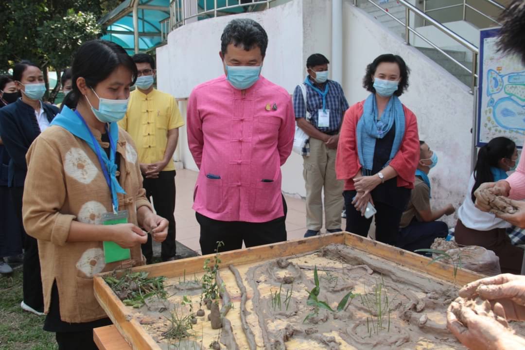 อธิบดี พช. ลงพื้นที่ติดตาม ให้กำลังใจ ผู้เข้ารับการอบรมหลักสูตรระยะสั้น รูปแบบ โคก หนอง นา โมเดล เน้นย้ำ ลงมือปฏิบัติจริง ฟื้นฟูทุนเดิม ดิน น้ำ ป่า วิถีวัฒนธรรม นำกลับมาใช้ใหม่อย่างมีประสิทธิภาพ พลิกฟื้นความยั่งยืนสู่ชุมชน