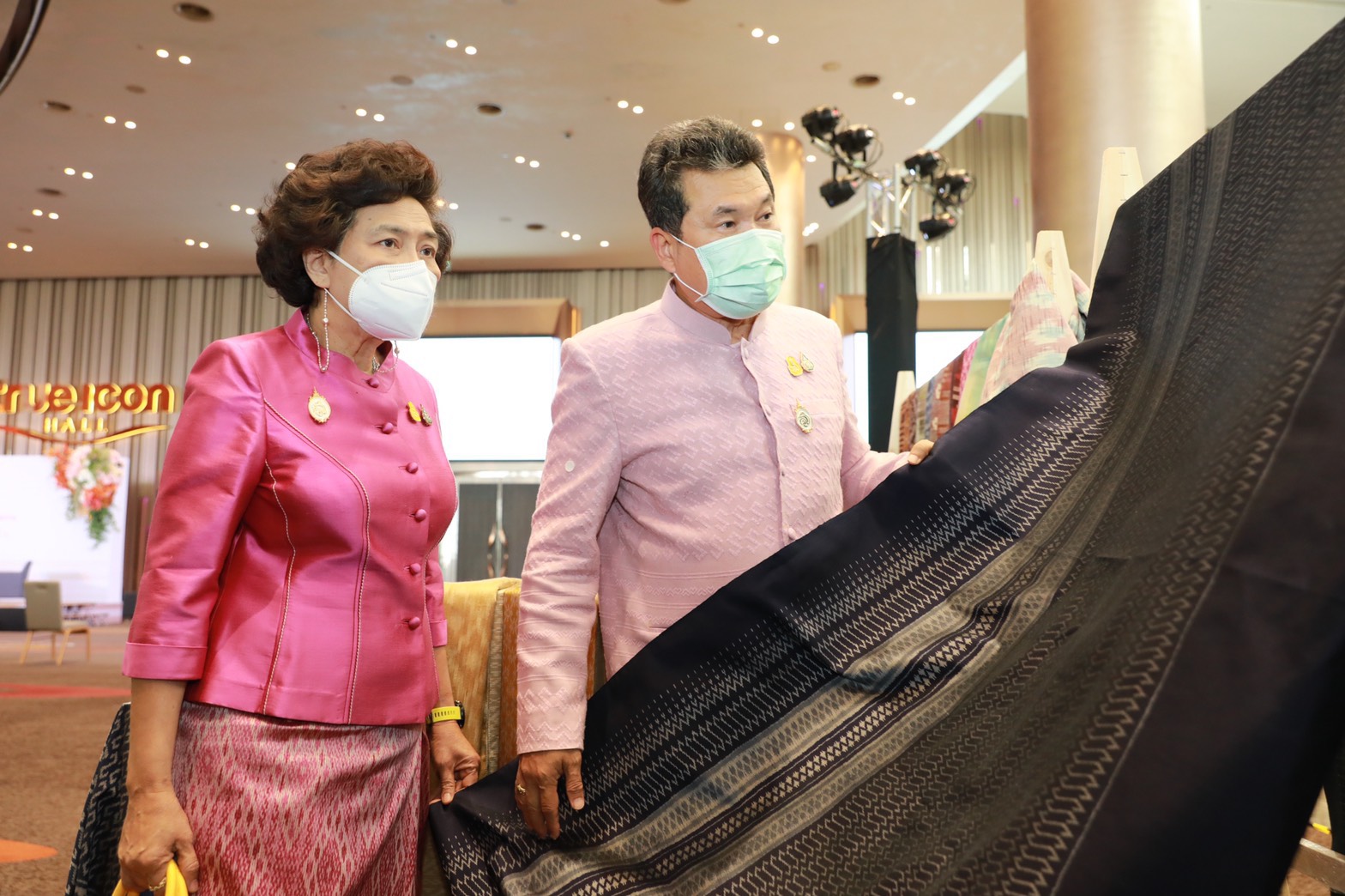 พช. จับมือสภาสตรีฯ สนองพระดำริ เจ้าฟ้าสิริวัณณวรีฯ เชิญชวนคนไทยทั่วประเทศร่วมประกวดผ้าลายพระราชทานลายขอเจ้าฟ้าสิริวัณณวรีฯ ภายใต้แนวคิด “ผ้าไทยใส่ให้สนุก” สืบสานอนุรักษ์ศิลป์ผ้าถิ่นไทย ดำรงไว้ในแผ่นดิน