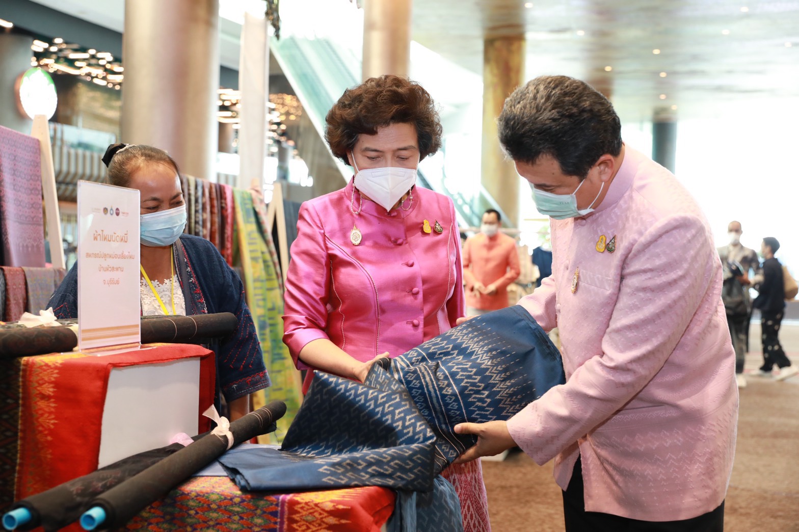 พช. จับมือสภาสตรีฯ สนองพระดำริ เจ้าฟ้าสิริวัณณวรีฯ เชิญชวนคนไทยทั่วประเทศร่วมประกวดผ้าลายพระราชทานลายขอเจ้าฟ้าสิริวัณณวรีฯ ภายใต้แนวคิด “ผ้าไทยใส่ให้สนุก” สืบสานอนุรักษ์ศิลป์ผ้าถิ่นไทย ดำรงไว้ในแผ่นดิน