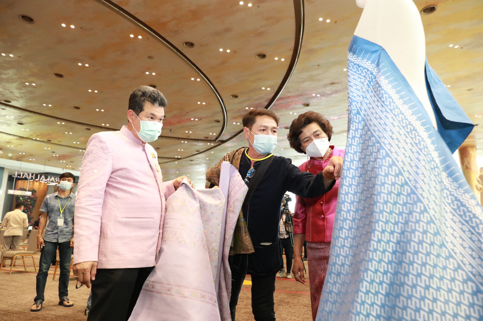 พช. จับมือสภาสตรีฯ สนองพระดำริ เจ้าฟ้าสิริวัณณวรีฯ เชิญชวนคนไทยทั่วประเทศร่วมประกวดผ้าลายพระราชทานลายขอเจ้าฟ้าสิริวัณณวรีฯ ภายใต้แนวคิด “ผ้าไทยใส่ให้สนุก” สืบสานอนุรักษ์ศิลป์ผ้าถิ่นไทย ดำรงไว้ในแผ่นดิน