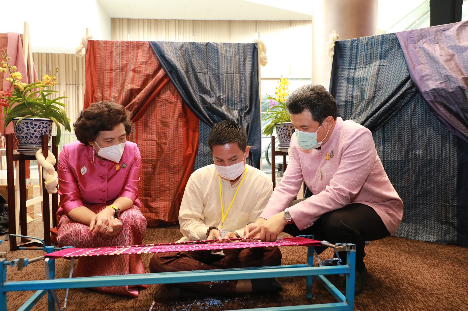 พช. จับมือสภาสตรีฯ สนองพระดำริ เจ้าฟ้าสิริวัณณวรีฯ เชิญชวนคนไทยทั่วประเทศร่วมประกวดผ้าลายพระราชทานลายขอเจ้าฟ้าสิริวัณณวรีฯ ภายใต้แนวคิด “ผ้าไทยใส่ให้สนุก” สืบสานอนุรักษ์ศิลป์ผ้าถิ่นไทย ดำรงไว้ในแผ่นดิน