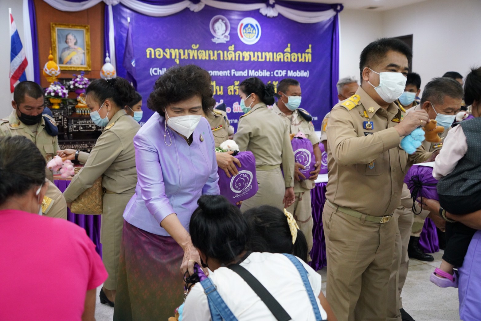 พช. ร่วมกับ สภาสตรีแห่งชาติฯ มอบทุนการศึกษาแก่เด็กและเยาวชน รวมเป็นเงิน 500,000 บาท ในกิจกรรมกองทุนพัฒนาเด็กชนบทเคลื่อนที่ และกิจกรรมแบ่งปันความสุข บรรเทาความทุกข์ด้วยการช่วยเหลือและแบ่งปัน ณ จังหวัดตราด