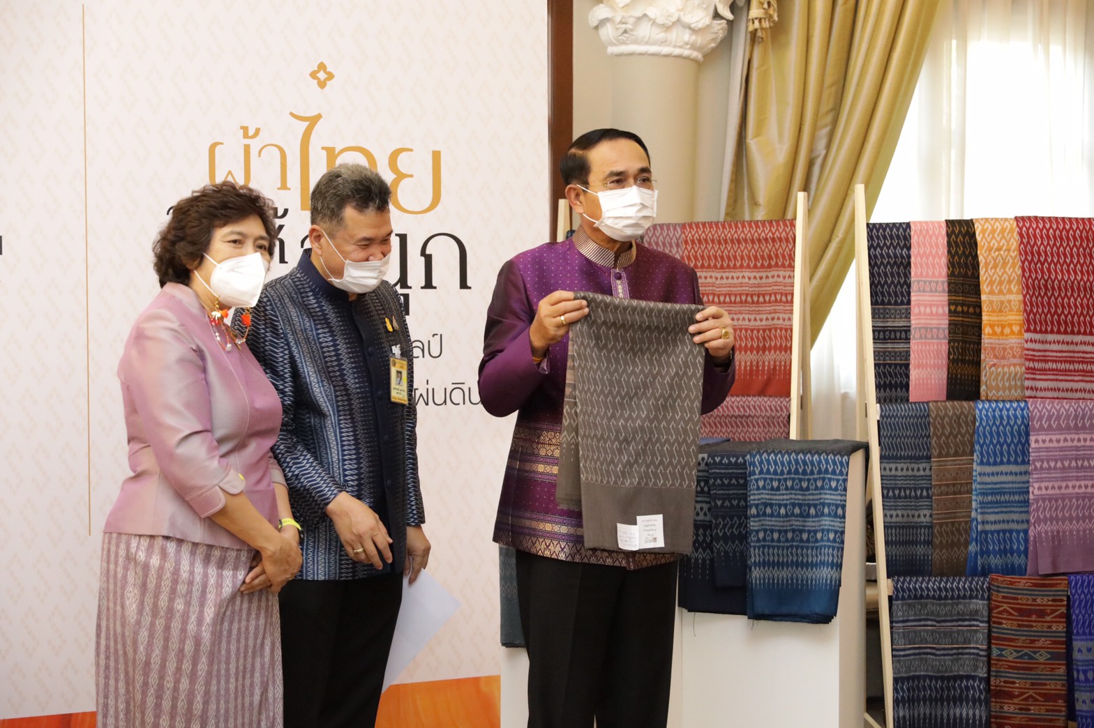 นายกรัฐมนตรีปลื้มปีติพระมหากรุณาธิคุณ ให้ พช. นำผ้าลายขอเจ้าฟ้าฯ มาจำหน่ายให้ ครม. หนุนเศรษฐกิจฐานราก สร้างรายได้ให้ชุมชน