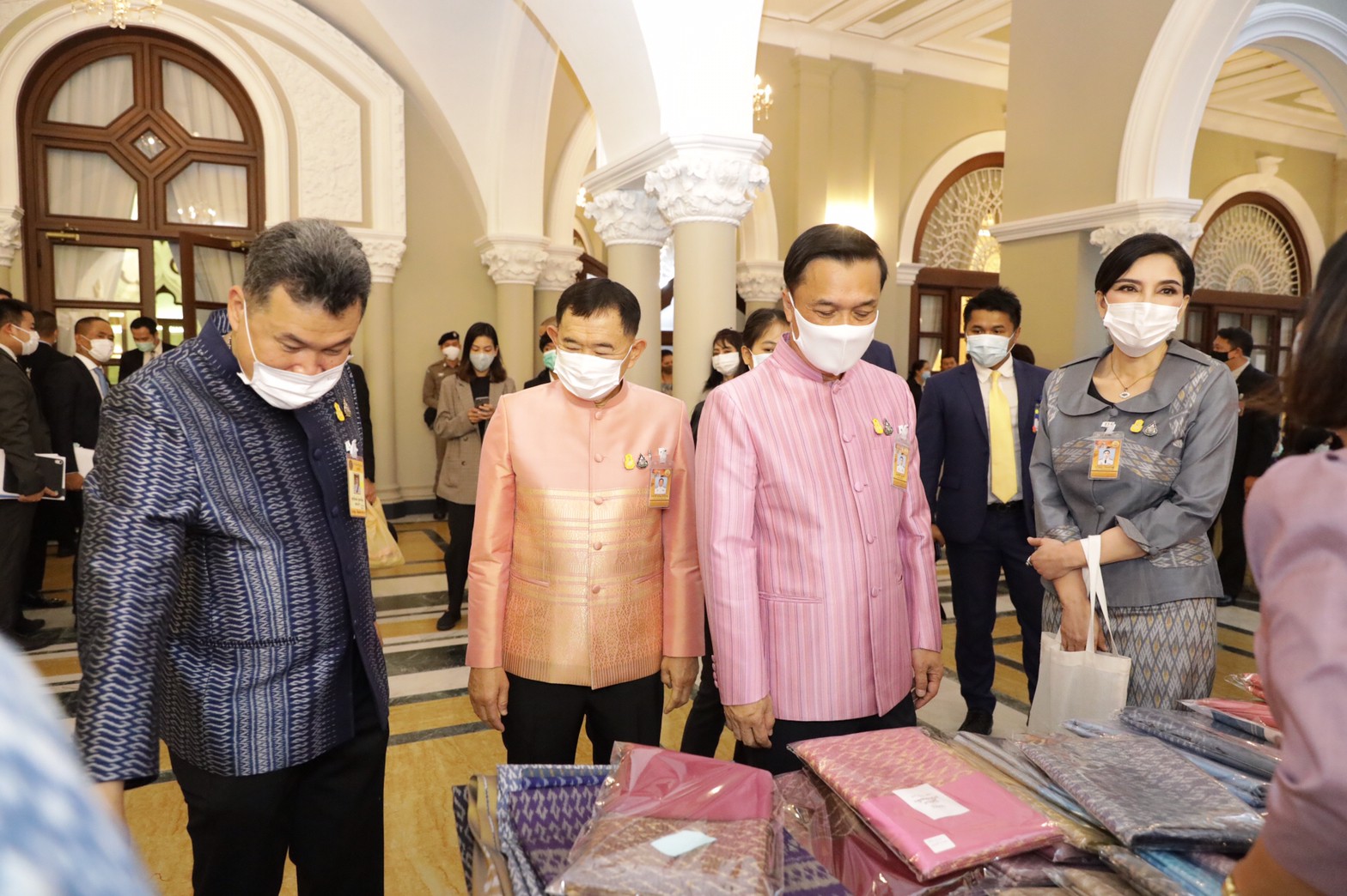 นายกรัฐมนตรีปลื้มปีติพระมหากรุณาธิคุณ ให้ พช. นำผ้าลายขอเจ้าฟ้าฯ มาจำหน่ายให้ ครม. หนุนเศรษฐกิจฐานราก สร้างรายได้ให้ชุมชน