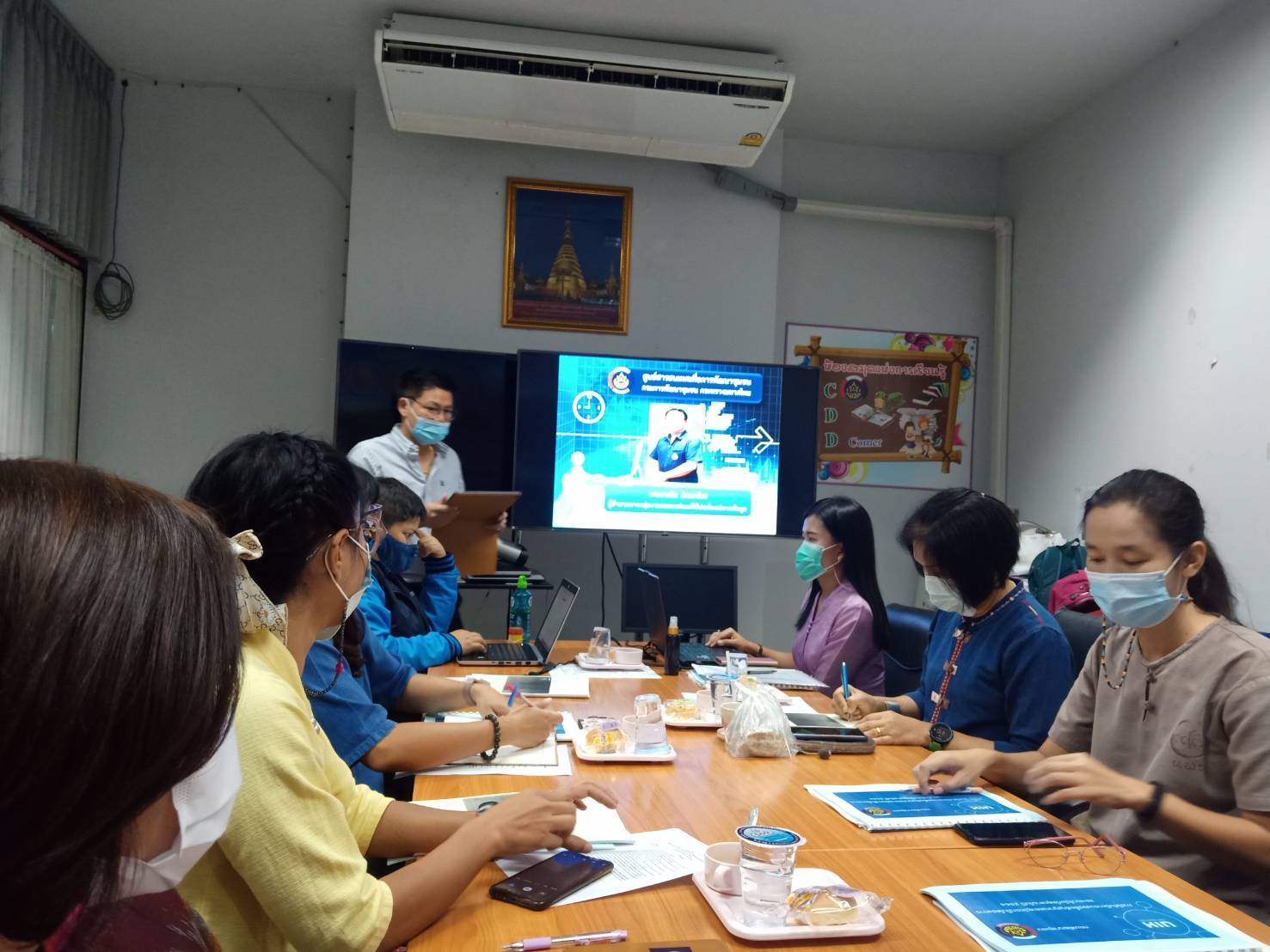 ศูนย์สารสนเทศฯ ติดตามและตรวจสอบประสิทธิภาพการทำงานของอุปกรณ์วงจรสื่อสัญญาณอินเทอร์เน็ต อุปกรณ์ป้องกันเครือข่ายคอมพิวเตอร์ อุปกรณ์รักษาความปลอดภัยและยืนยันตัวตนผู้ใช้งานอินเทอร์เน็ต ระบบประชุมทางไกลผ่านอินเทอร์เน็ต (Conference) และการใช้งานโปรแกรมป้องกันไวรัส ESET Endpoint Security ของสำนักงานพัฒนาชุมชนจังหวัดแพร่ และสำนักงานพัฒนาชุมชนอำเภอเมืองแพร่ จังหวัดแพร่