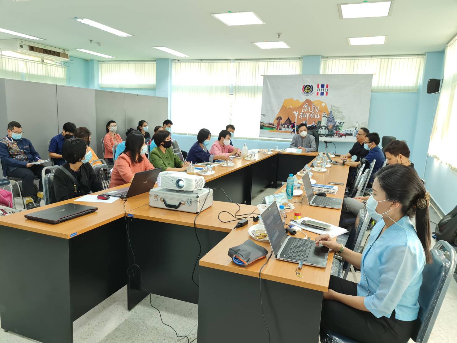 ศูนย์สารสนเทศฯ ติดตามและตรวจสอบประสิทธิภาพการทำงานของอุปกรณ์วงจรสื่อสัญญาณอินเทอร์เน็ต อุปกรณ์ป้องกันเครือข่ายคอมพิวเตอร์ อุปกรณ์รักษาความปลอดภัยและยืนยันตัวตนผู้ใช้งานอินเทอร์เน็ต ระบบประชุมทางไกลผ่านอินเทอร์เน็ต (Conference) และการใช้งานโปรแกรมป้องกันไวรัส ESET Endpoint Security ของสพจ.ลำปาง สพอ.ลำปาง และศพช.ลำปาง