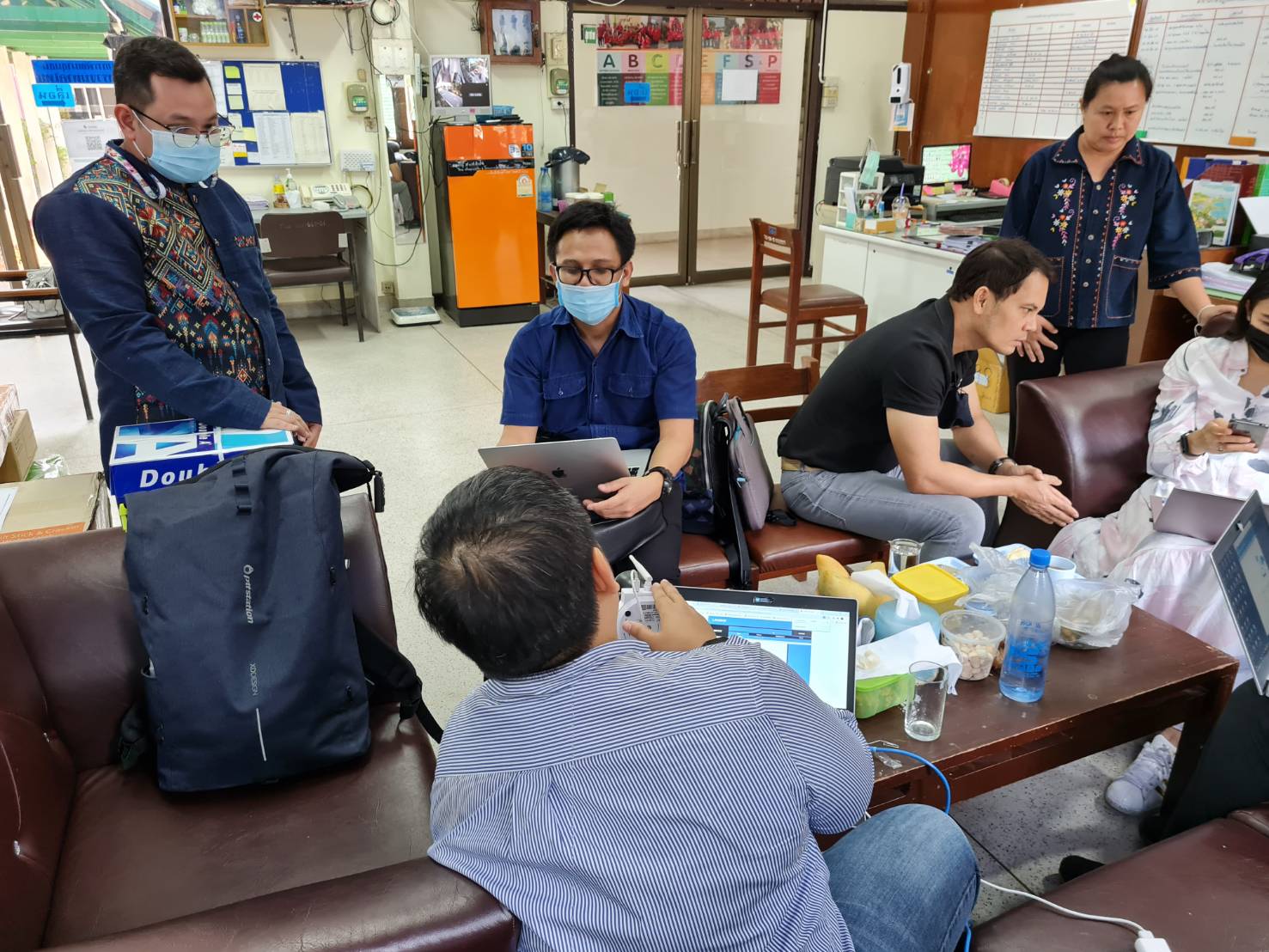 ศูนย์สารสนเทศฯ ติดตามและตรวจสอบประสิทธิภาพการทำงานของอุปกรณ์วงจรสื่อสัญญาณอินเทอร์เน็ต อุปกรณ์ป้องกันเครือข่ายคอมพิวเตอร์ อุปกรณ์รักษาความปลอดภัยและยืนยันตัวตนผู้ใช้งานอินเทอร์เน็ต ระบบประชุมทางไกลผ่านอินเทอร์เน็ต (Conference) และการใช้งานโปรแกรมป้องกันไวรัส ESET Endpoint Security ของสพจ.ลำปาง สพอ.ลำปาง และศพช.ลำปาง