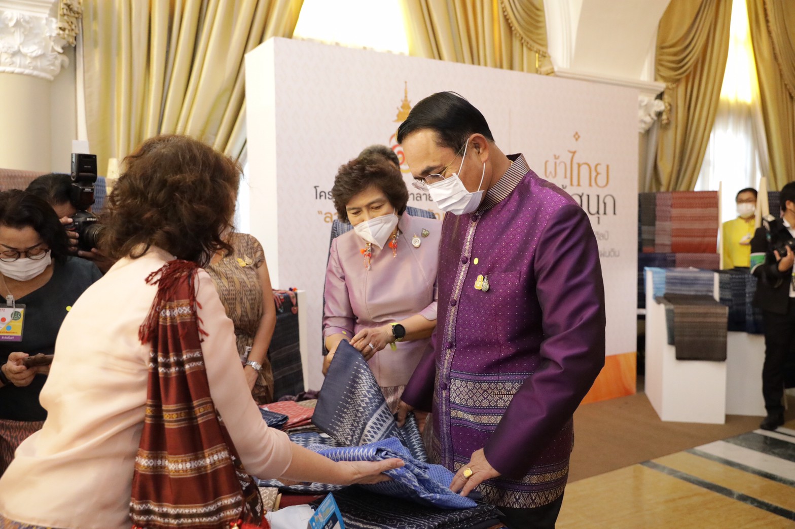 นายกรัฐมนตรีปลื้มปีติพระมหากรุณาธิคุณ ให้ พช. นำผ้าลายขอเจ้าฟ้าฯ มาจำหน่ายให้ ครม. หนุนเศรษฐกิจฐานราก สร้างรายได้ให้ชุมชน