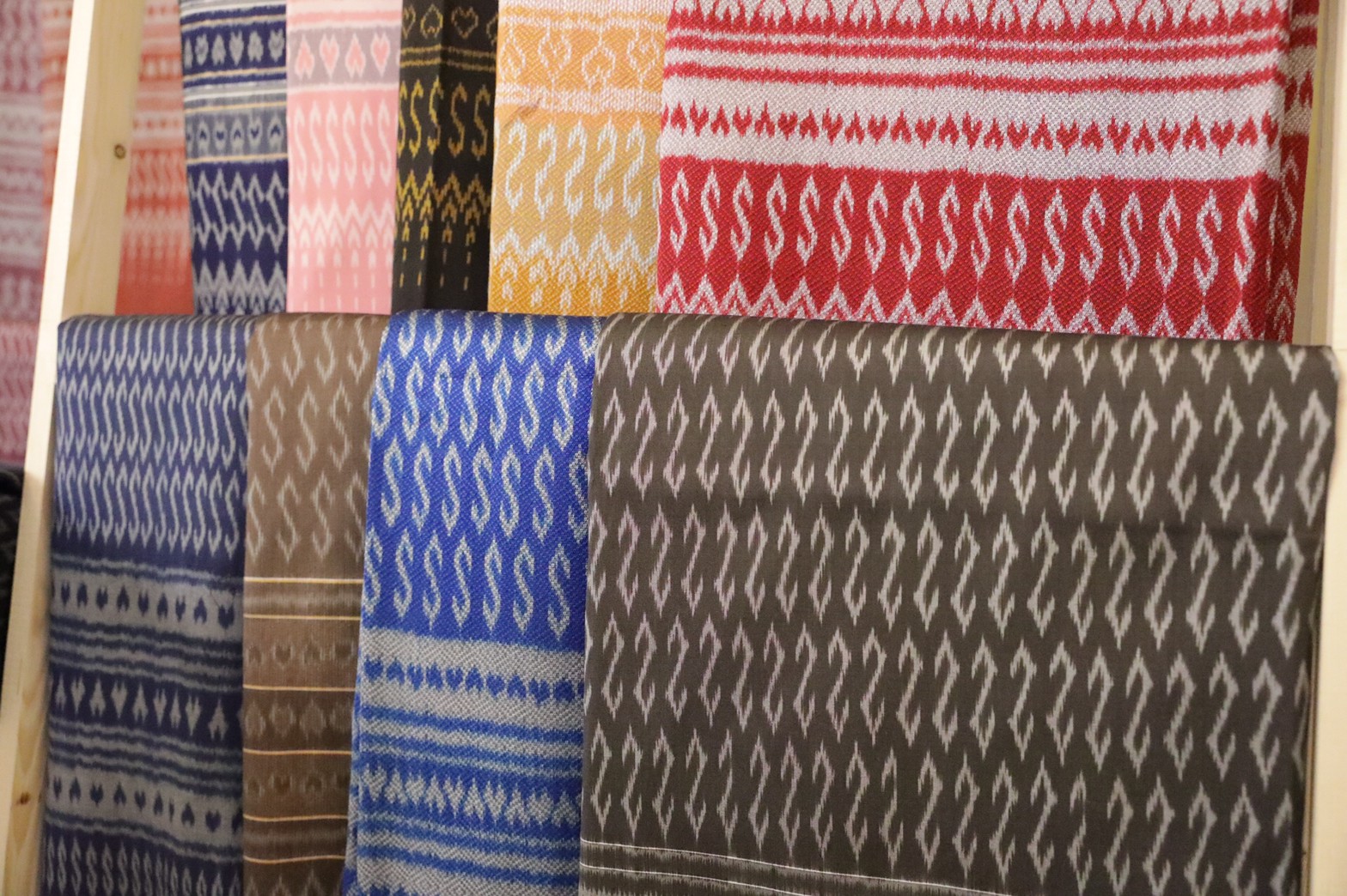 นายกรัฐมนตรีปลื้มปีติพระมหากรุณาธิคุณ ให้ พช. นำผ้าลายขอเจ้าฟ้าฯ มาจำหน่ายให้ ครม. หนุนเศรษฐกิจฐานราก สร้างรายได้ให้ชุมชน