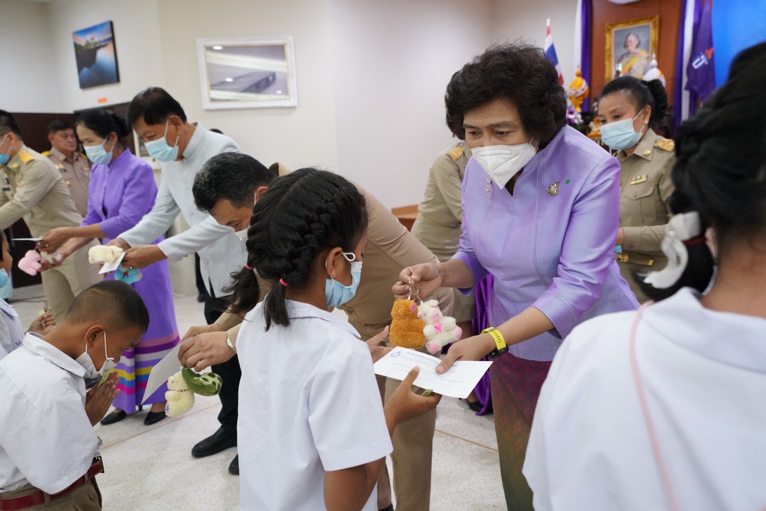 พช. ร่วมกับ สภาสตรีแห่งชาติฯ มอบทุนการศึกษาแก่เด็กและเยาวชน รวมเป็นเงิน 500,000 บาท ในกิจกรรมกองทุนพัฒนาเด็กชนบทเคลื่อนที่ และกิจกรรมแบ่งปันความสุข บรรเทาความทุกข์ด้วยการช่วยเหลือและแบ่งปัน ณ จังหวัดตราด