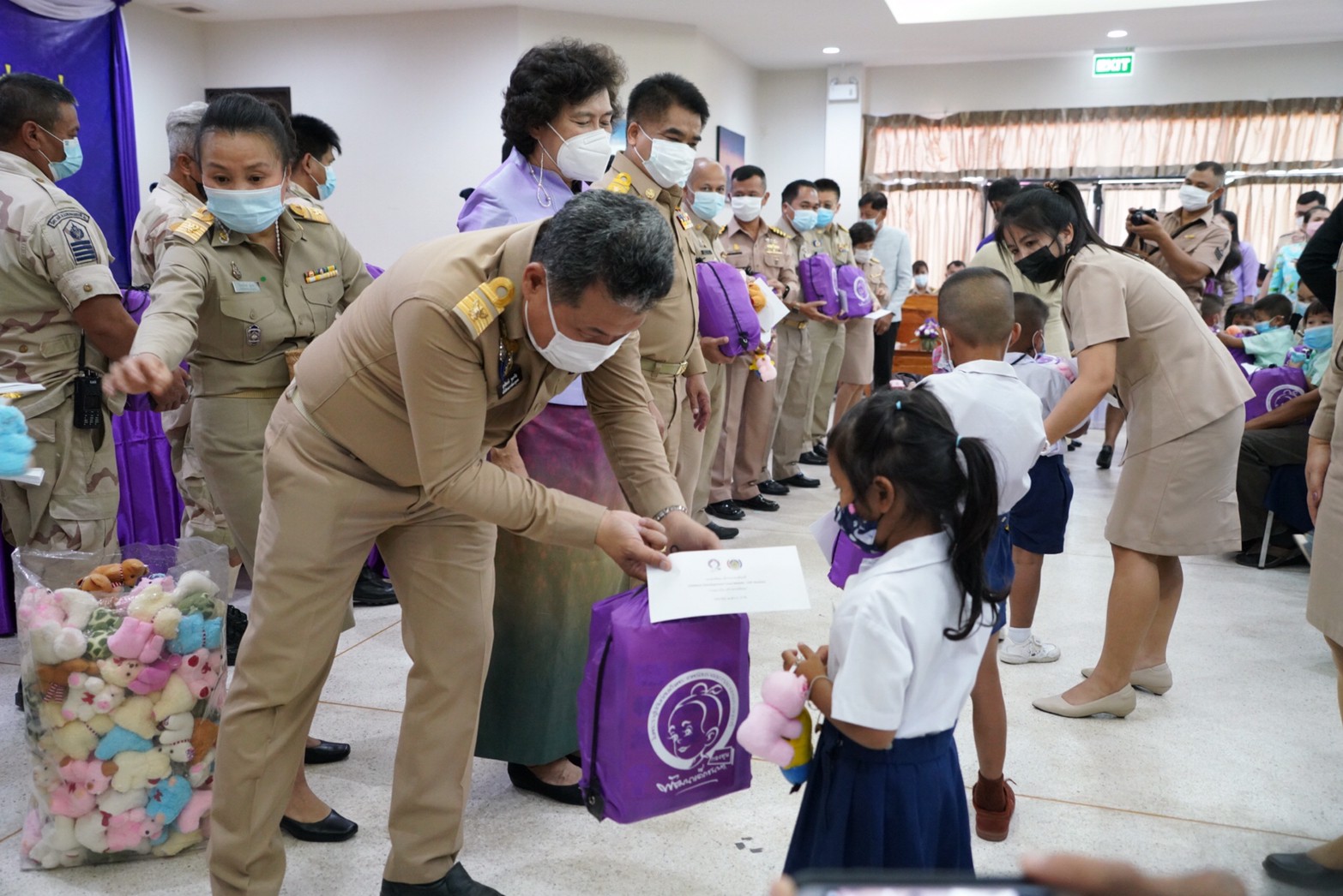 พช. ร่วมกับ สภาสตรีแห่งชาติฯ มอบทุนการศึกษาแก่เด็กและเยาวชน รวมเป็นเงิน 500,000 บาท ในกิจกรรมกองทุนพัฒนาเด็กชนบทเคลื่อนที่ และกิจกรรมแบ่งปันความสุข บรรเทาความทุกข์ด้วยการช่วยเหลือและแบ่งปัน ณ จังหวัดตราด