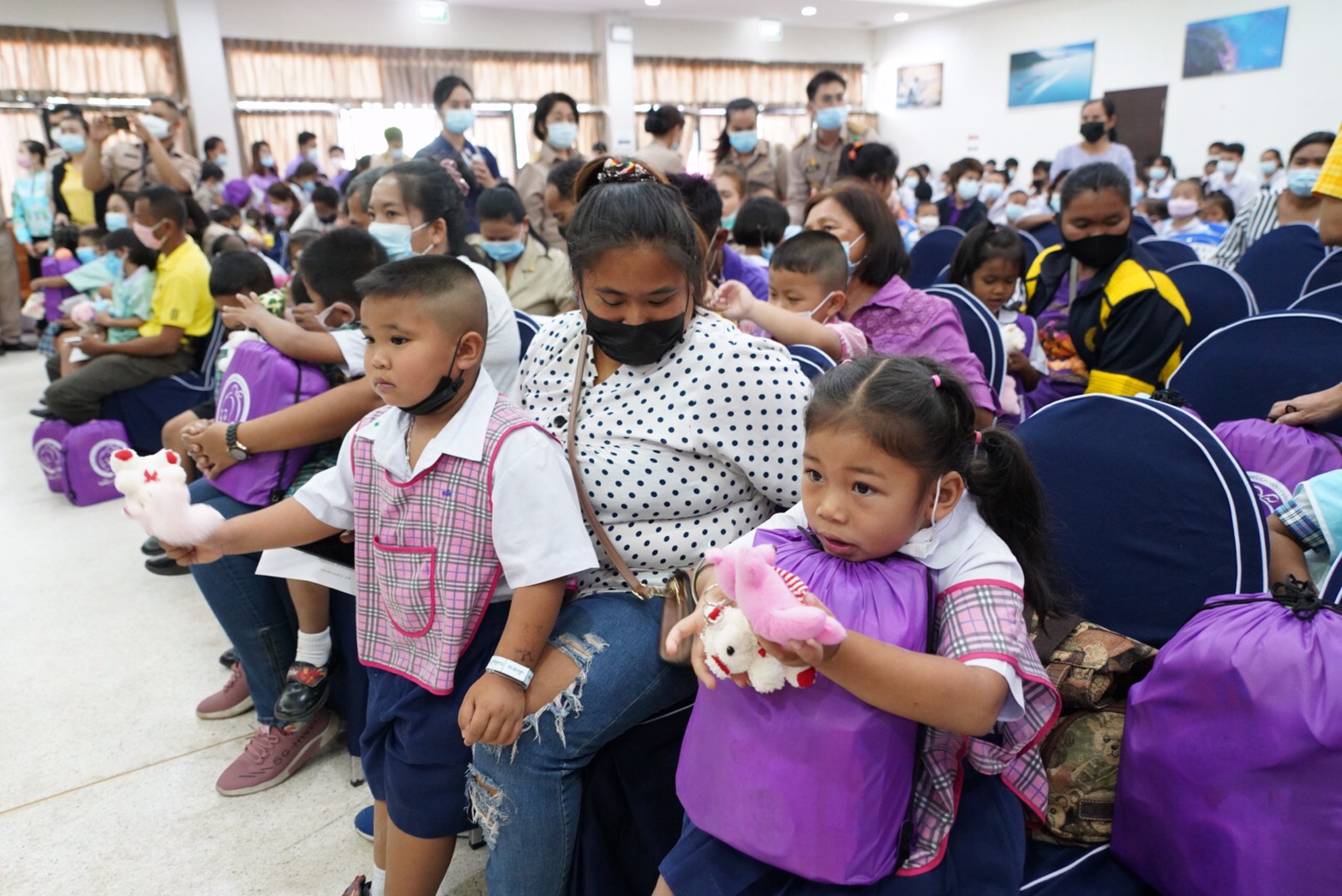 พช. ร่วมกับ สภาสตรีแห่งชาติฯ มอบทุนการศึกษาแก่เด็กและเยาวชน รวมเป็นเงิน 500,000 บาท ในกิจกรรมกองทุนพัฒนาเด็กชนบทเคลื่อนที่ และกิจกรรมแบ่งปันความสุข บรรเทาความทุกข์ด้วยการช่วยเหลือและแบ่งปัน ณ จังหวัดตราด