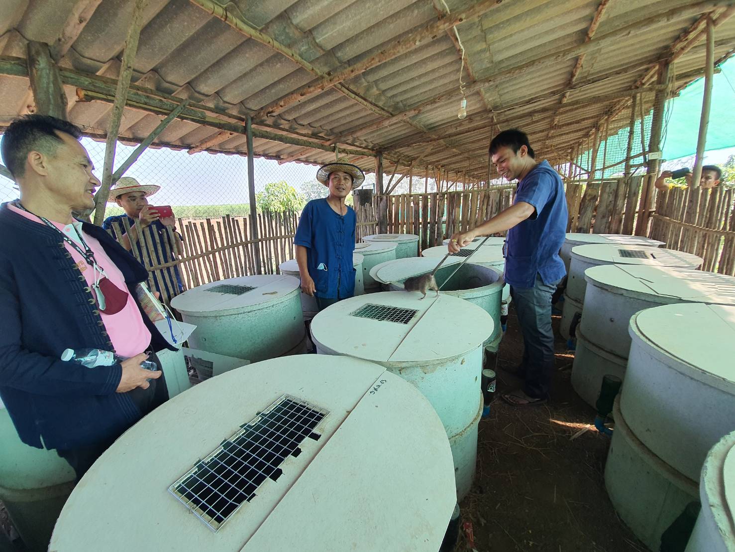 ทีมศูนย์สารสนเทศเพื่อการพัฒนาชุมชน ลงพื้นที่สนับสนุน และให้กำลังใจในการพัฒนากลุ่มอาชีพหมู่บ้านคนรักษ์ช้าง เรียนรู้แล้วปรับสมดุลวิถีชีวิตให้คนและช้างอยู่ร่วมกันอย่างเหมาะสม