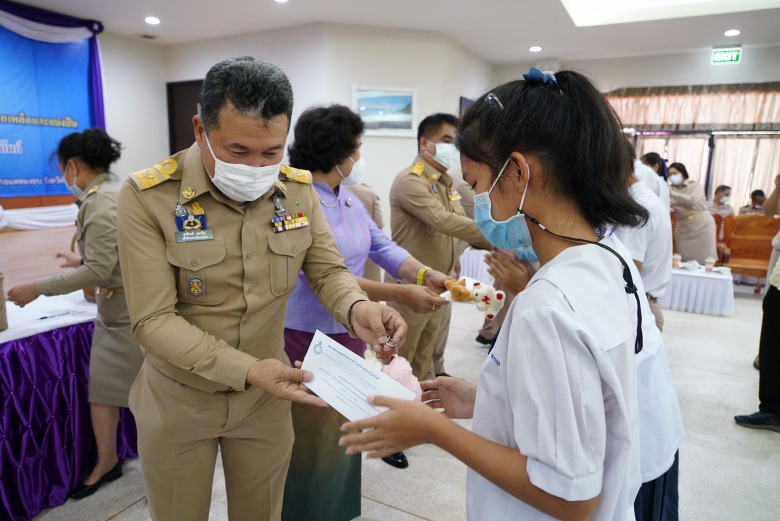 พช. ร่วมกับ สภาสตรีแห่งชาติฯ มอบทุนการศึกษาแก่เด็กและเยาวชน รวมเป็นเงิน 500,000 บาท ในกิจกรรมกองทุนพัฒนาเด็กชนบทเคลื่อนที่ และกิจกรรมแบ่งปันความสุข บรรเทาความทุกข์ด้วยการช่วยเหลือและแบ่งปัน ณ จังหวัดตราด