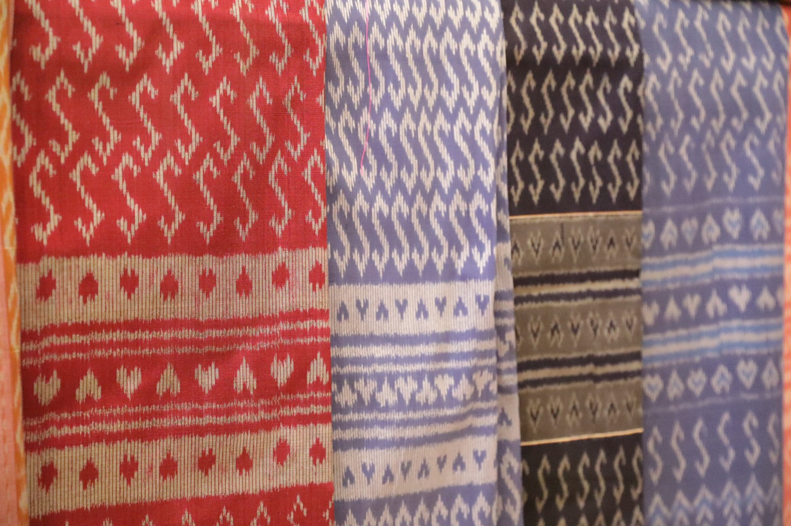 นายกรัฐมนตรีปลื้มปีติพระมหากรุณาธิคุณ ให้ พช. นำผ้าลายขอเจ้าฟ้าฯ มาจำหน่ายให้ ครม. หนุนเศรษฐกิจฐานราก สร้างรายได้ให้ชุมชน