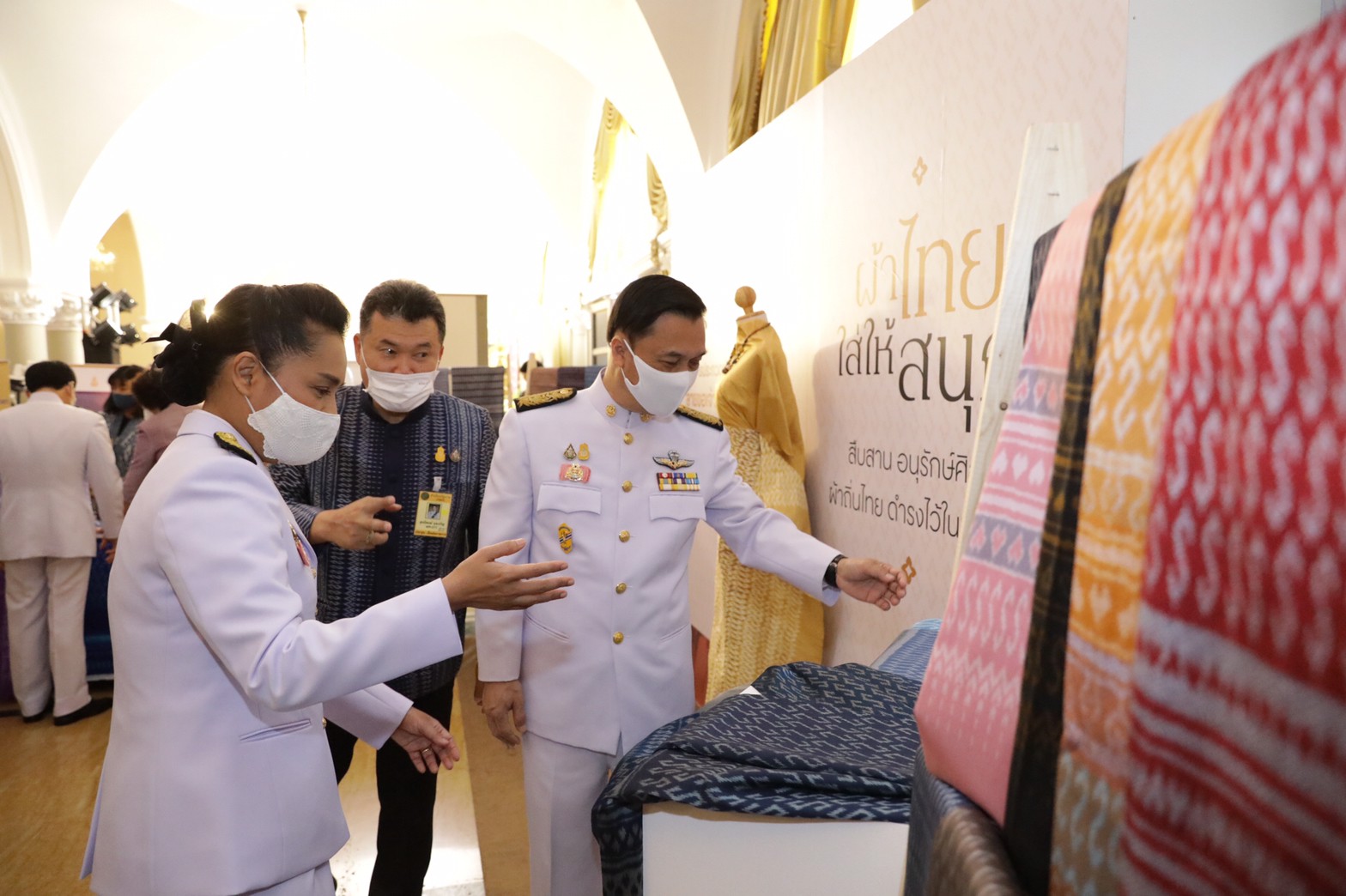 นายกรัฐมนตรีปลื้มปีติพระมหากรุณาธิคุณ ให้ พช. นำผ้าลายขอเจ้าฟ้าฯ มาจำหน่ายให้ ครม. หนุนเศรษฐกิจฐานราก สร้างรายได้ให้ชุมชน