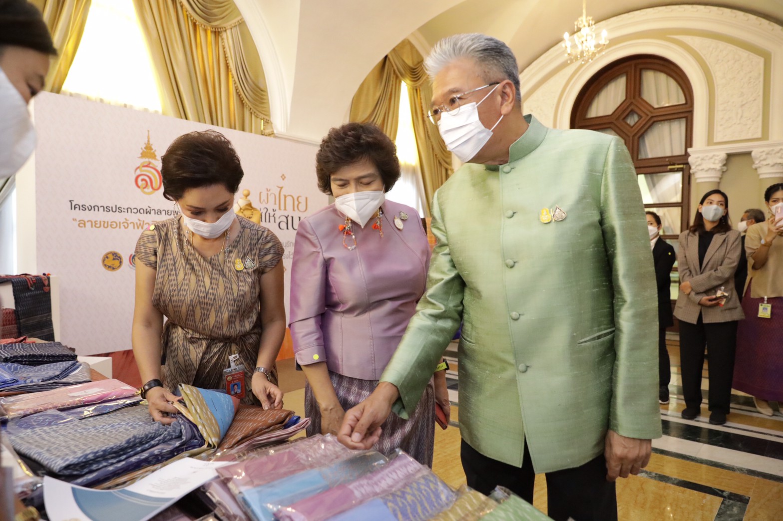 นายกรัฐมนตรีปลื้มปีติพระมหากรุณาธิคุณ ให้ พช. นำผ้าลายขอเจ้าฟ้าฯ มาจำหน่ายให้ ครม. หนุนเศรษฐกิจฐานราก สร้างรายได้ให้ชุมชน